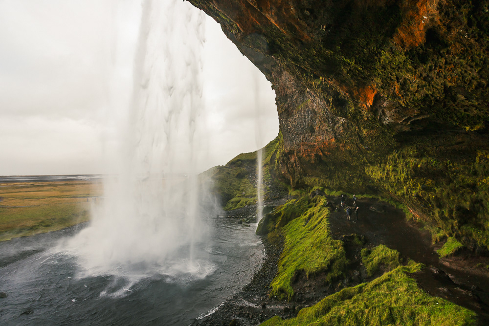 Za wodospadem Seljalandsfoss