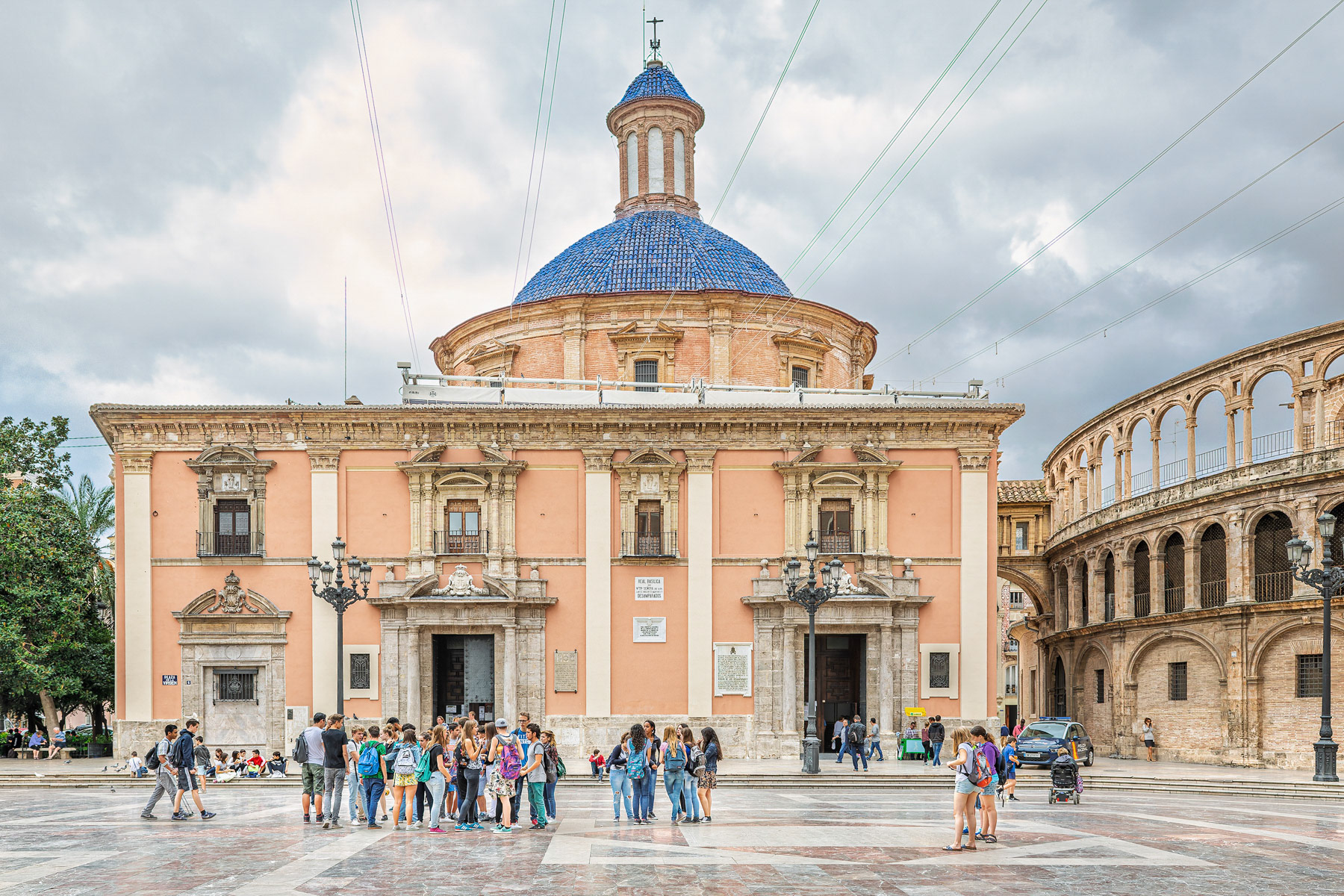 Basilica de la Virgen de los Desamparados and the Casa Vestuario