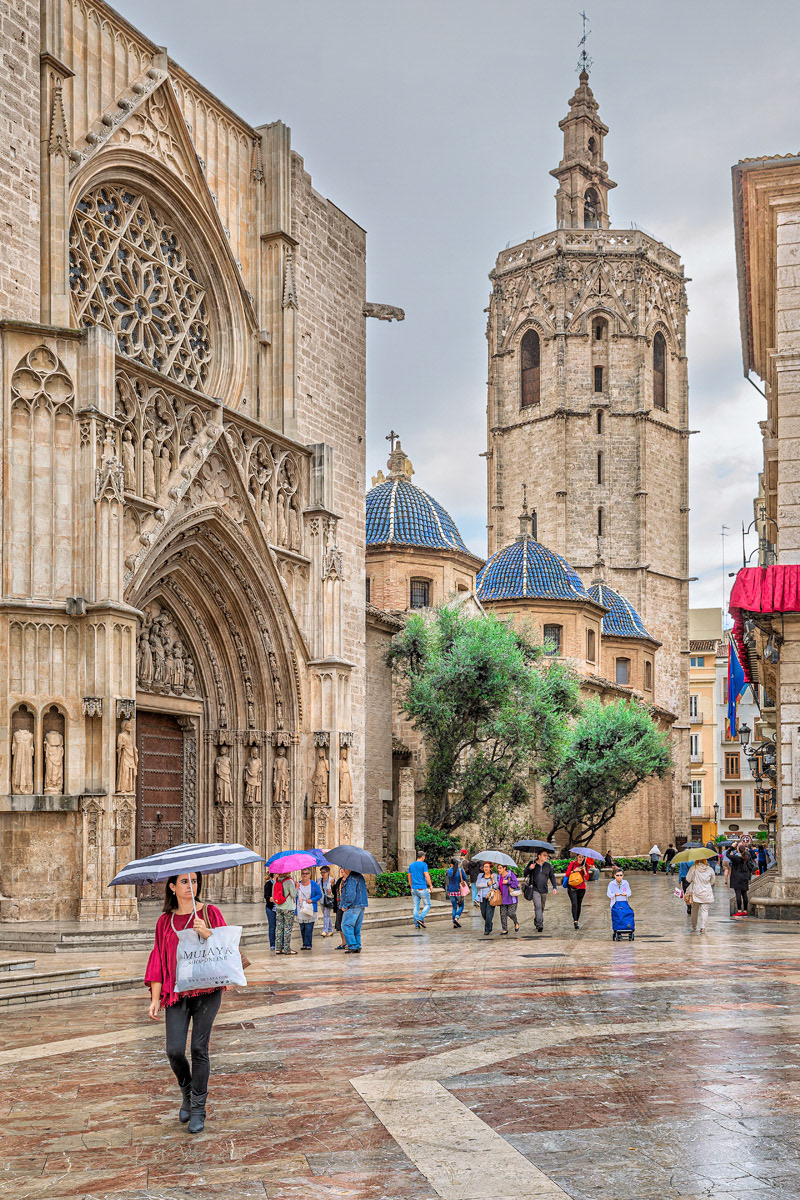 Carrer del Micalet and the Puerta de los Apóstoles, Valencia