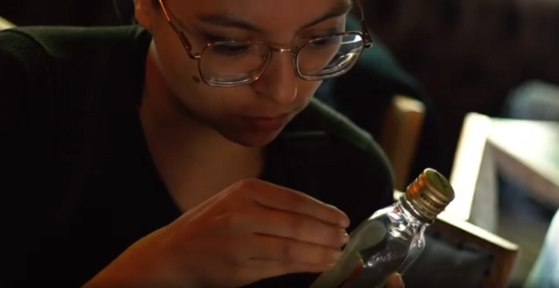 Backstage, preparando las botellas de whisky