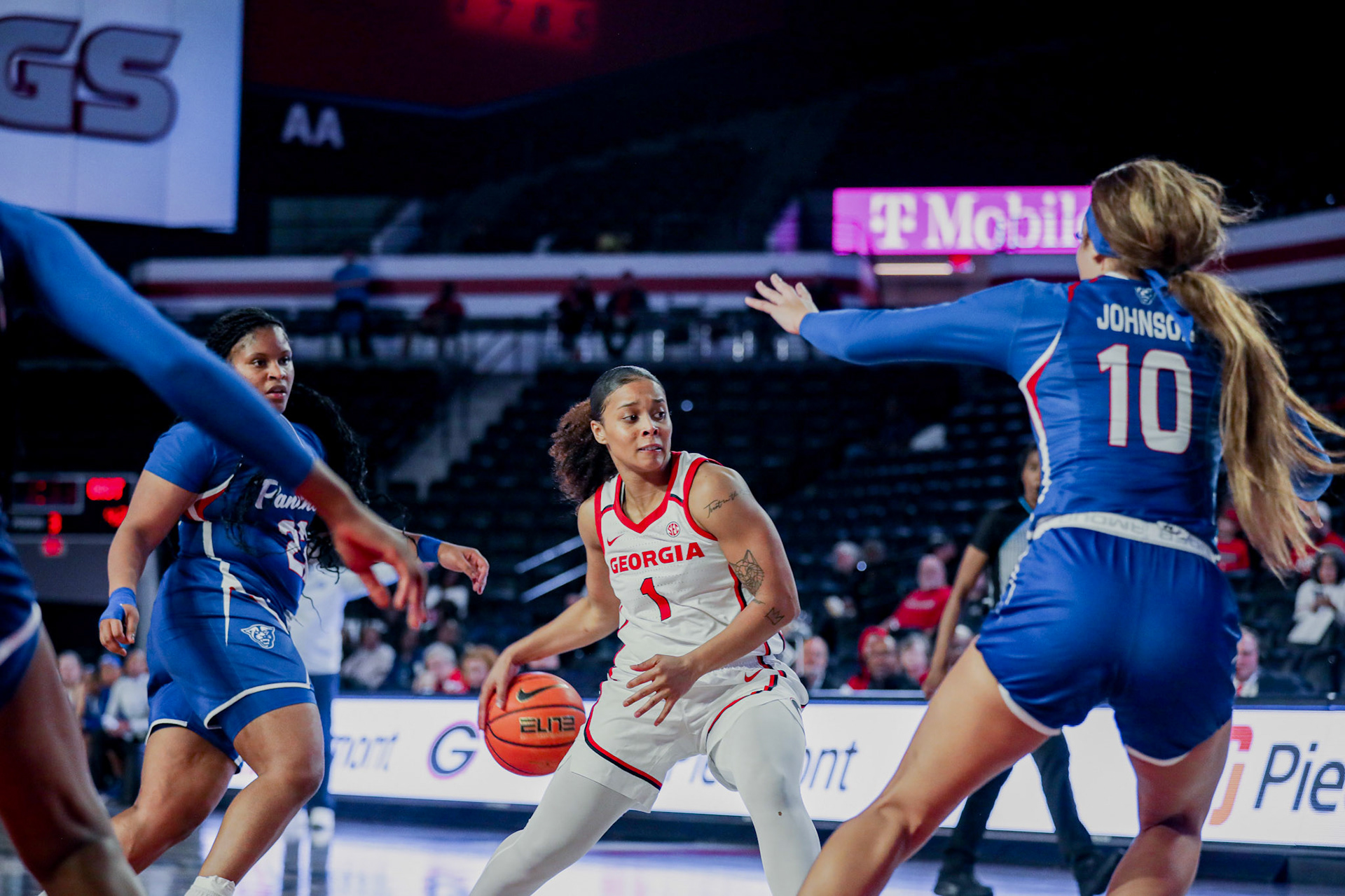 Georgia guard Asia Avinger (1) during Georgia’s game against Georgia State at Stegeman Coliseum in Athens, Ga., on Nov. 14, 2024. (Blake Caviness/UGAAA)