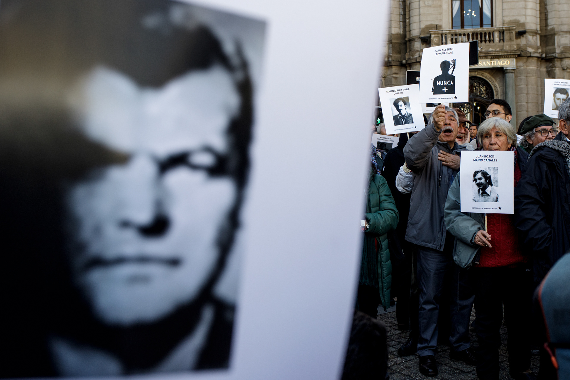 11 de septiembre 2023 / SANTIAGO Miembros de una agrupación de ex-militantes del extinto Partido MAPU sostienen carteles con rostros de víctimas de la dictadura militar a las afueras del Palacio de Moneda para conmemorar los 50 años del Golpe de Estado.
