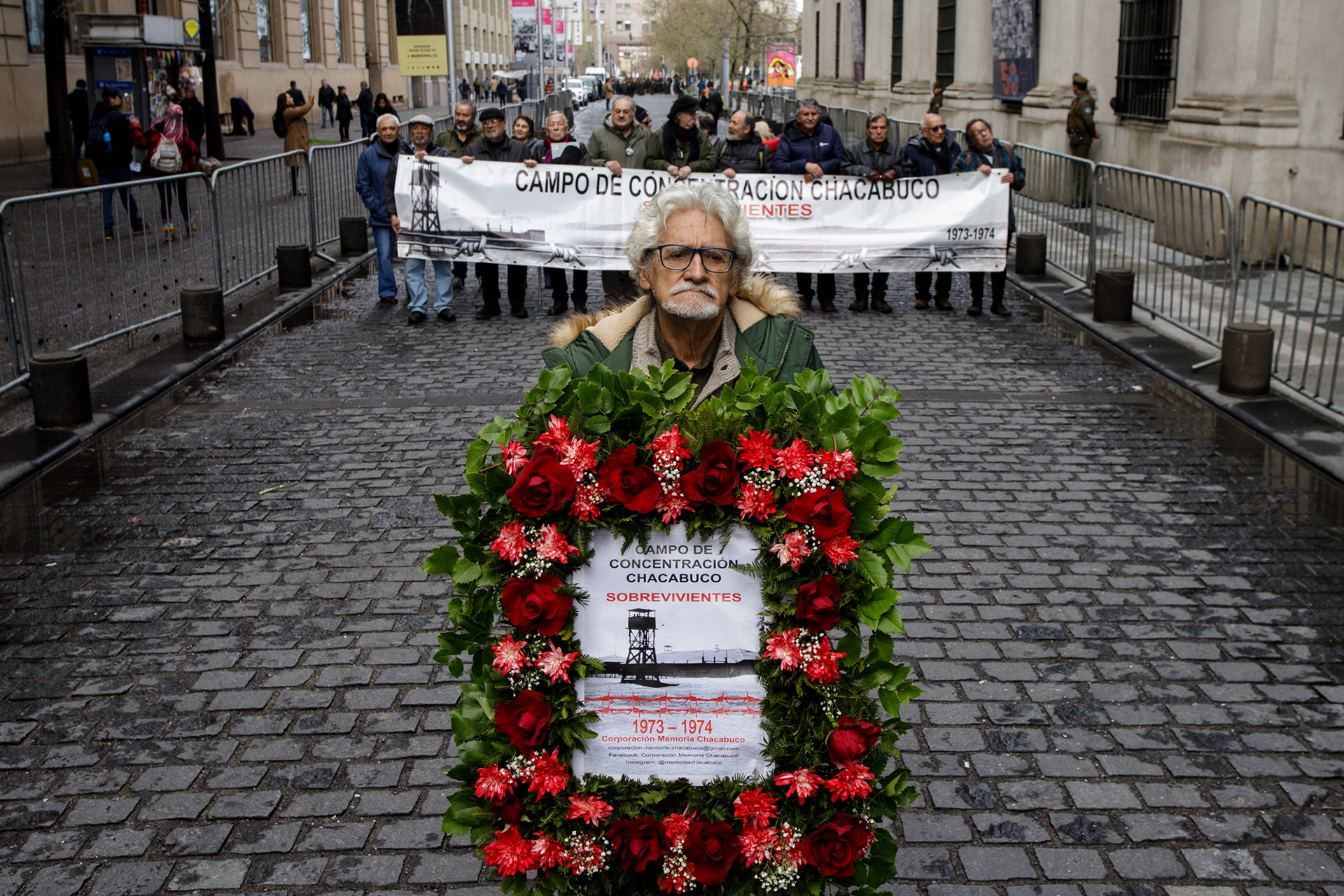 11 de septiembre 2023 / SANTIAGO Juan Botto Fuentes, Presidente de los Sobrevivientes del Campo de Concentración Chacabuco, sostiene un arreglo floral a las afueras del Palacio de Moneda durante la conmemoración por los 50 años del Golpe de Estado.