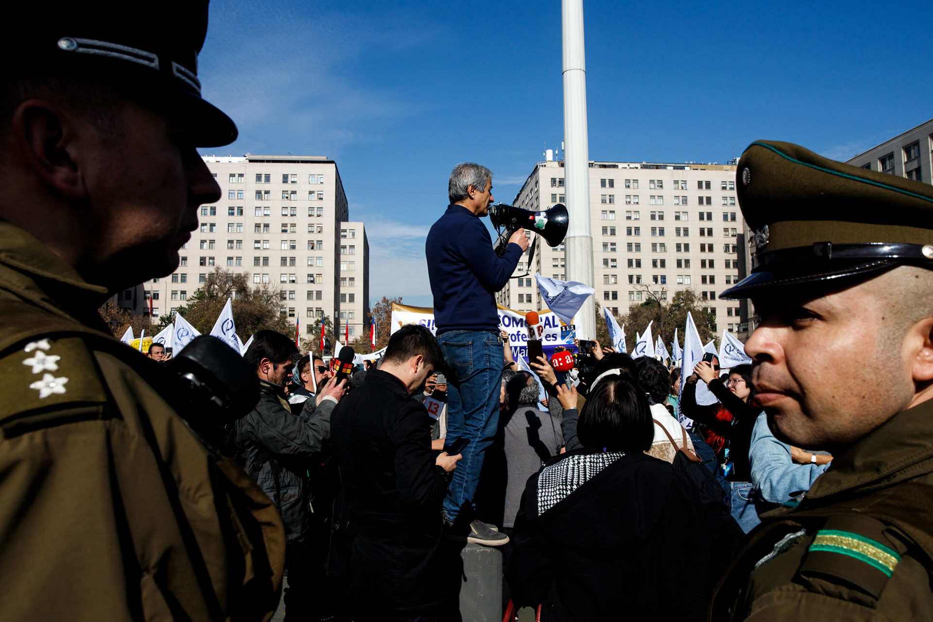 14 de junio 2023 / SANTIAGO Mario Aguilar, presidente del Colegio de Profesores, sostiene un megáfono durante una protesta del gremio frente al Palacio de Moneda.
