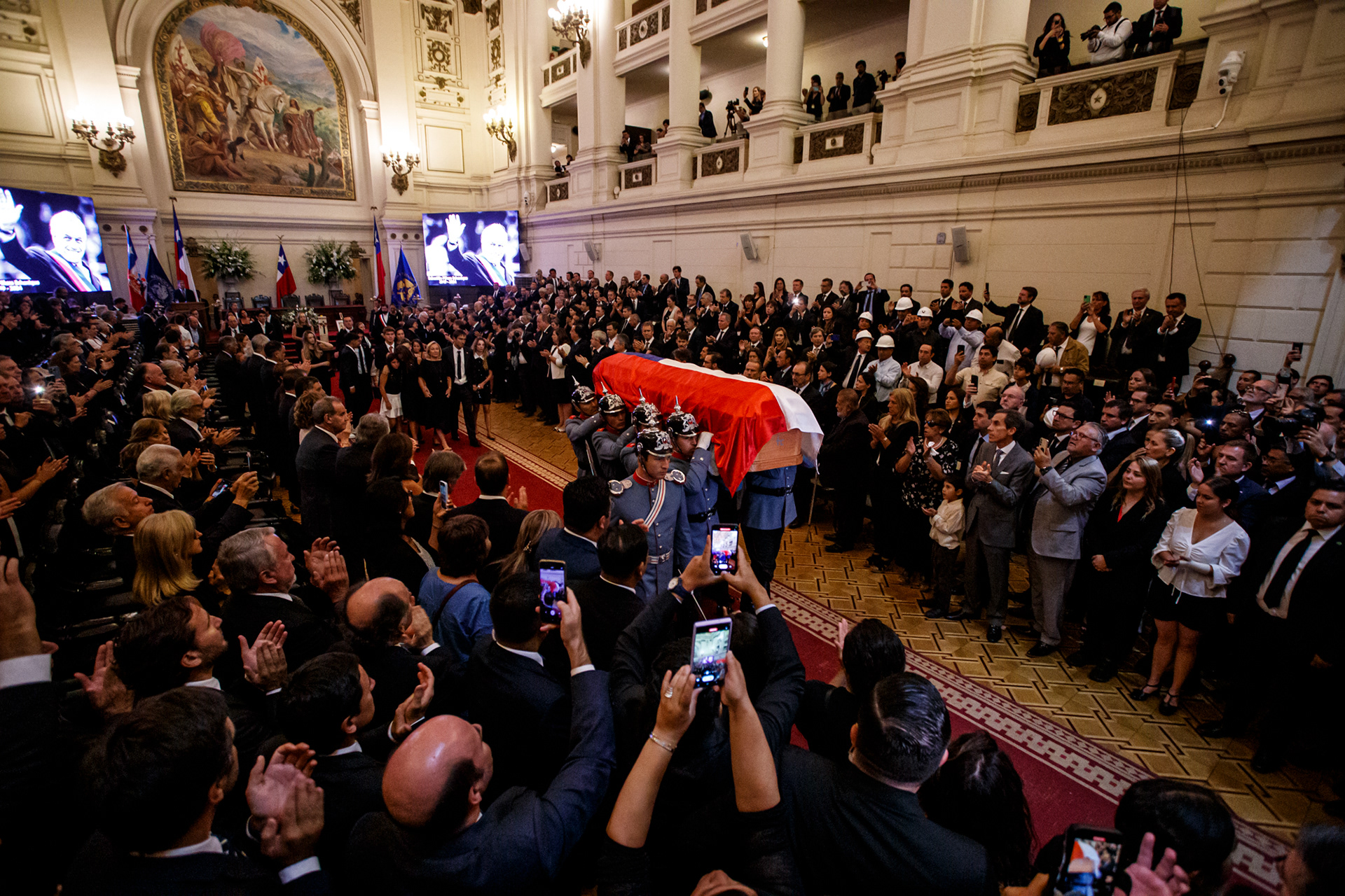 09 de febrero 2024 / SANTIAGO El cuerpo de Sebastián Piñera es sacado del Salón de Honor del Ex-Congreso durante un homenaje tras su fallecimiento.