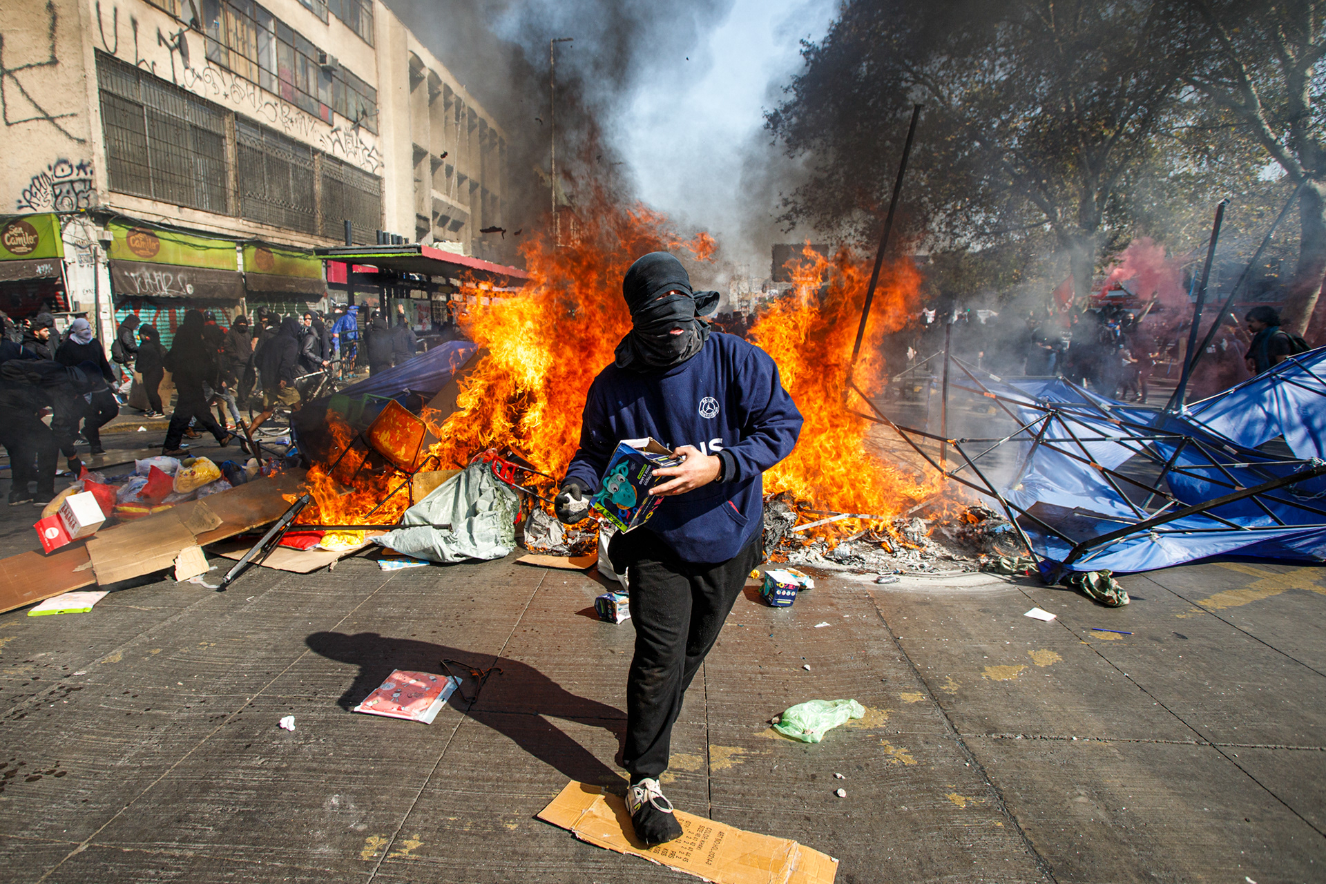 01 de mayo 2022 / SANTIAGO Disturbios en la Marcha por el Día Internacional del Trabajo en el centro de Santiago. Esta fotografía fue distinguida entre las 100 mejores fotos de prensa de la 9na edición de los 35 Awards.