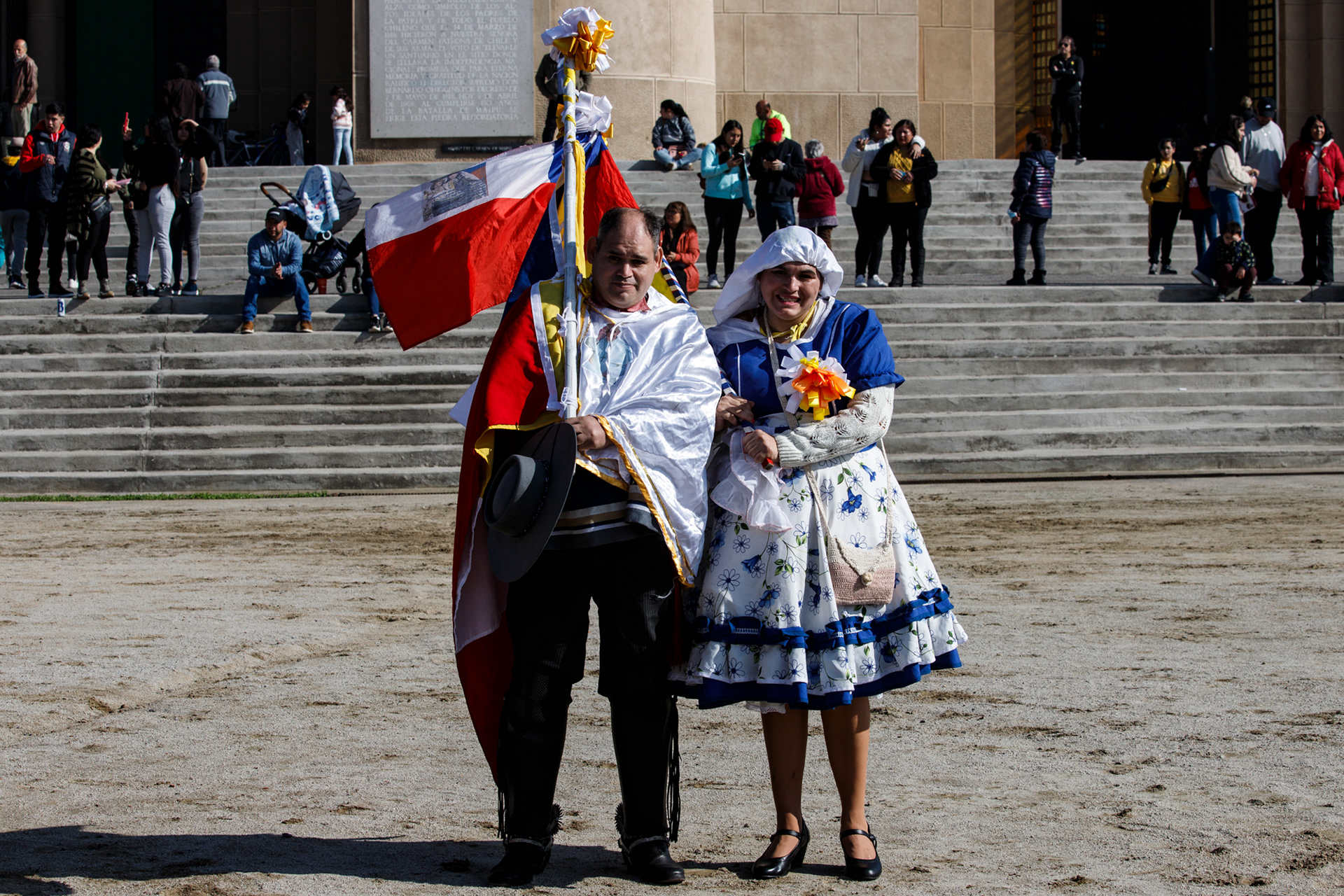 16 de julio 2023 / SANTIAGO Una pareja utiliza vestimentas tradicionales del culto religioso popular “cuasimodo” durante la celebración del Día de la Virgen del Carmen en el Templo Votivo de Maipú.