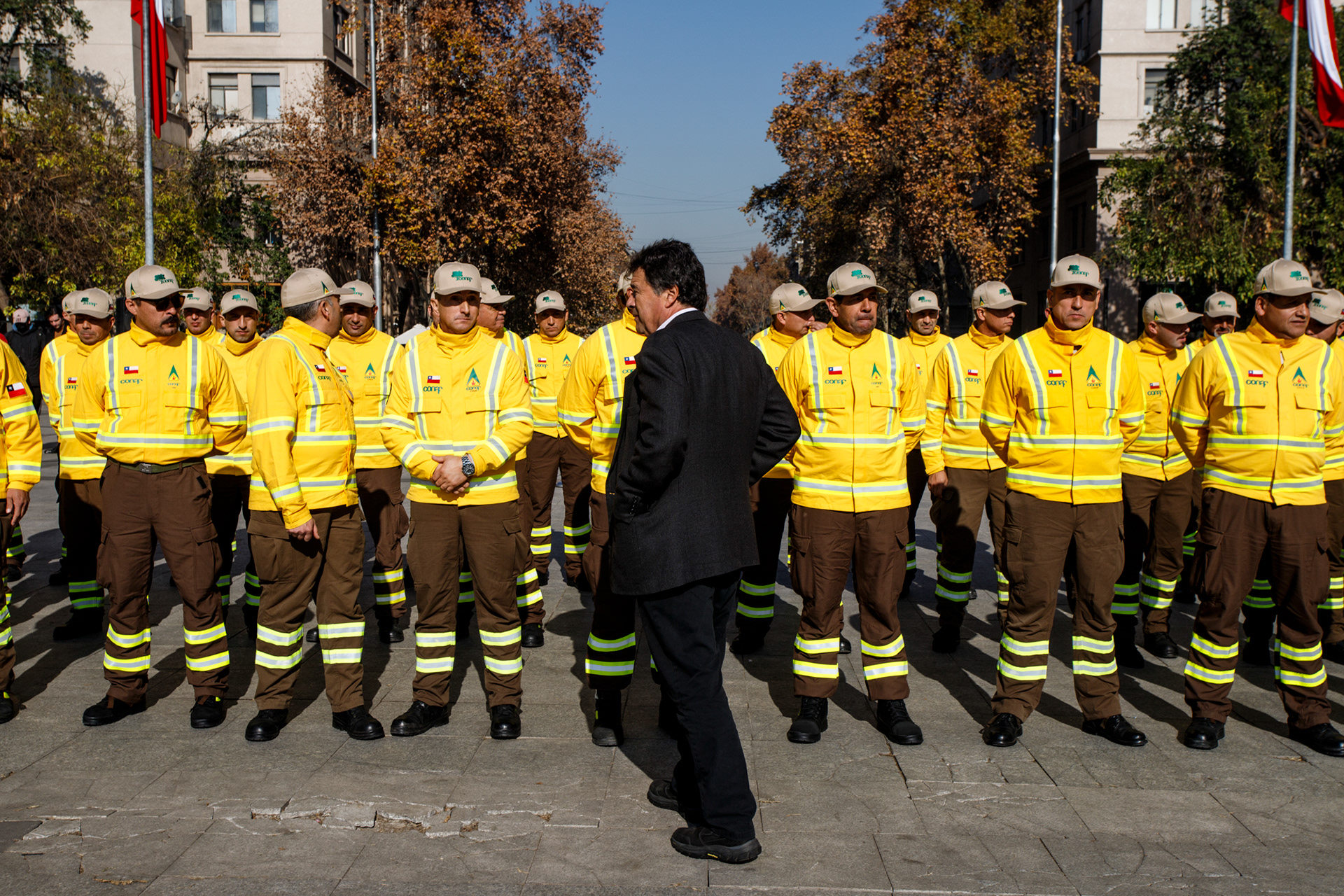 12 de junio 2023 / SANTIAGO El Ministro de Agricultura, Esteban Valenzuela, junto a un grupo de brigadistas de la CONAF que viajará a apoyar el combate contra incendios forestales en Canadá.