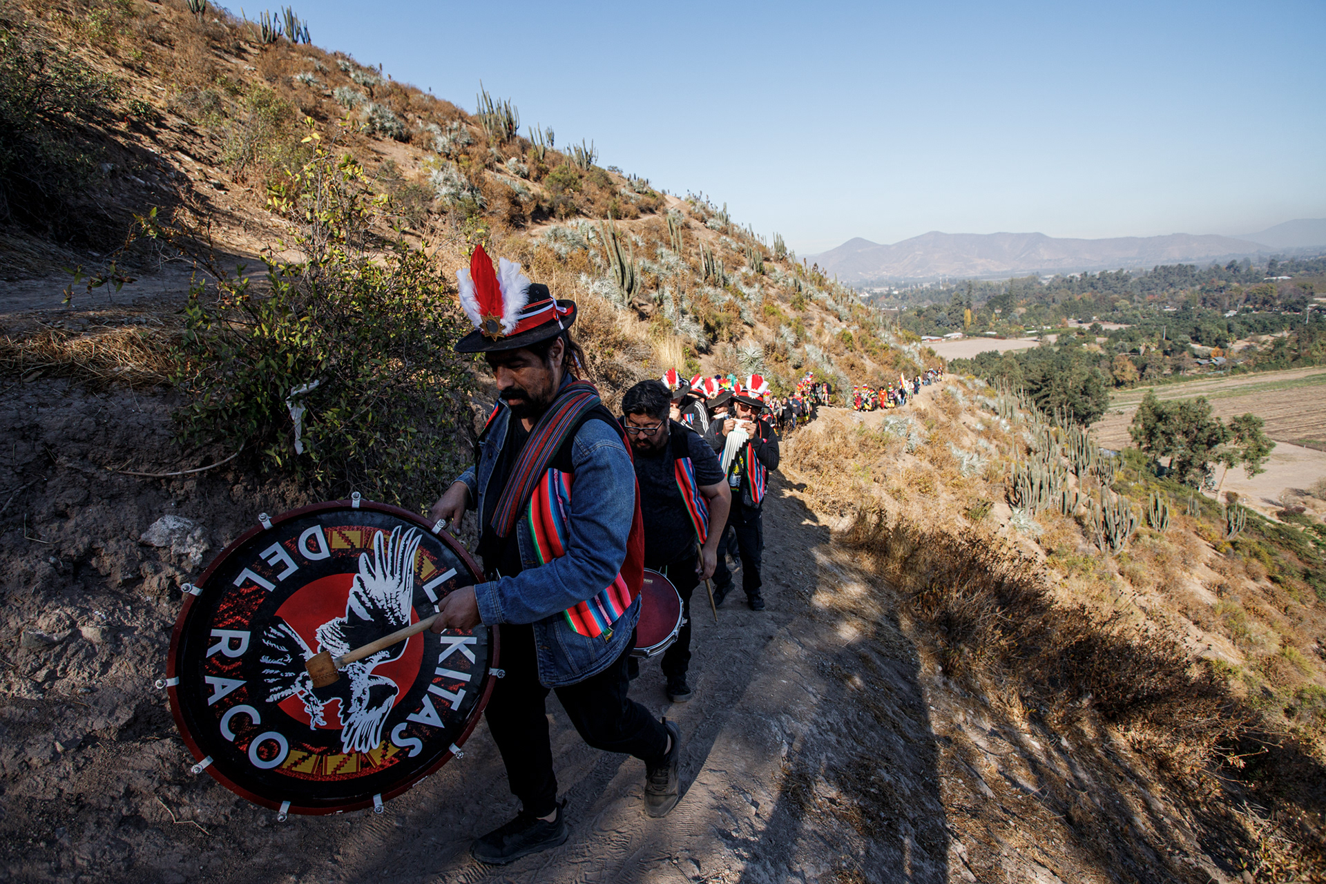 04 de mayo de 2024 / SANTIAGO Comparsas musicales y compañías de danza de tinku, danza tradicional andina, suben el Cerro Chena durante la celebración de la Chakana marcando el momento en que la constelación de la Cruz del Sur se encuentra en la parte más alta del cielo en el hemisferio sur.