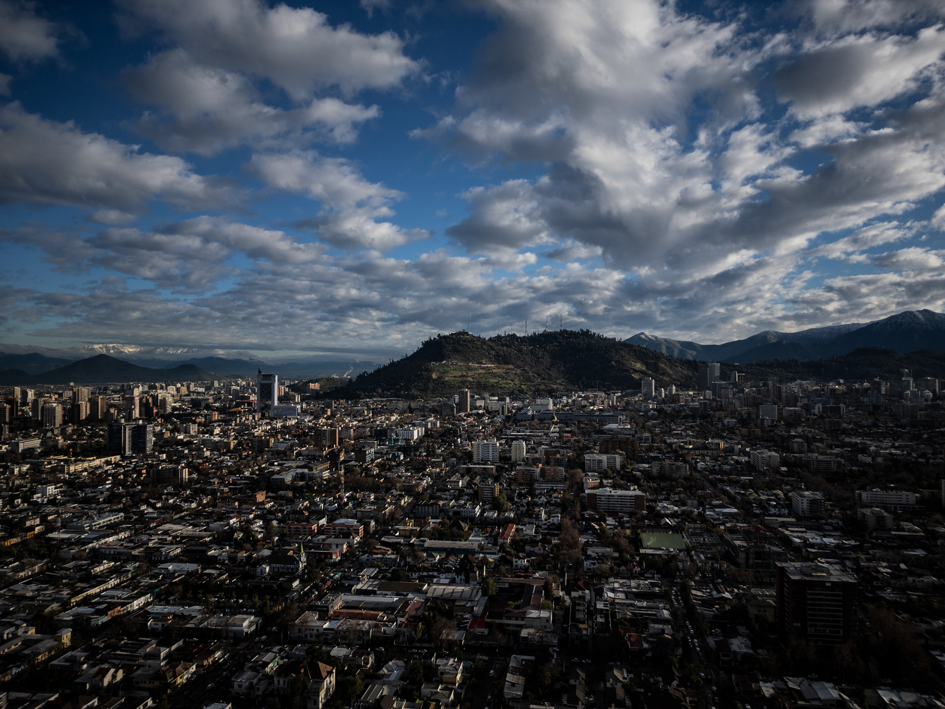 07 de agosto de 2024 / SANTIAGO Vista aérea de Santiago después de un día de lluvia, en la fotografía se puede apreciar el Cerro San Cristobal.