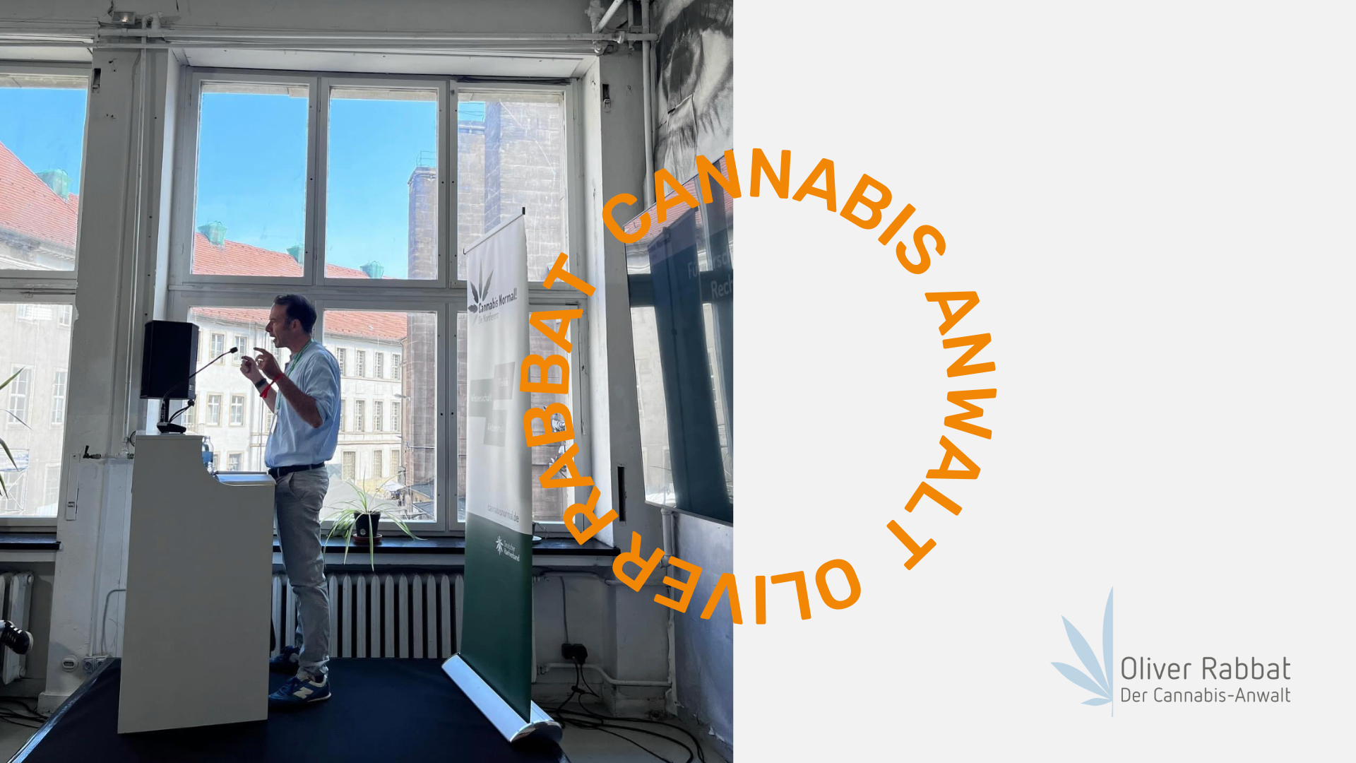 Oliver Rabbat, Cannabis-Anwalt, spricht bei einer Veranstaltung zum Thema Cannabisrecht vor Publikum am Rednerpult.