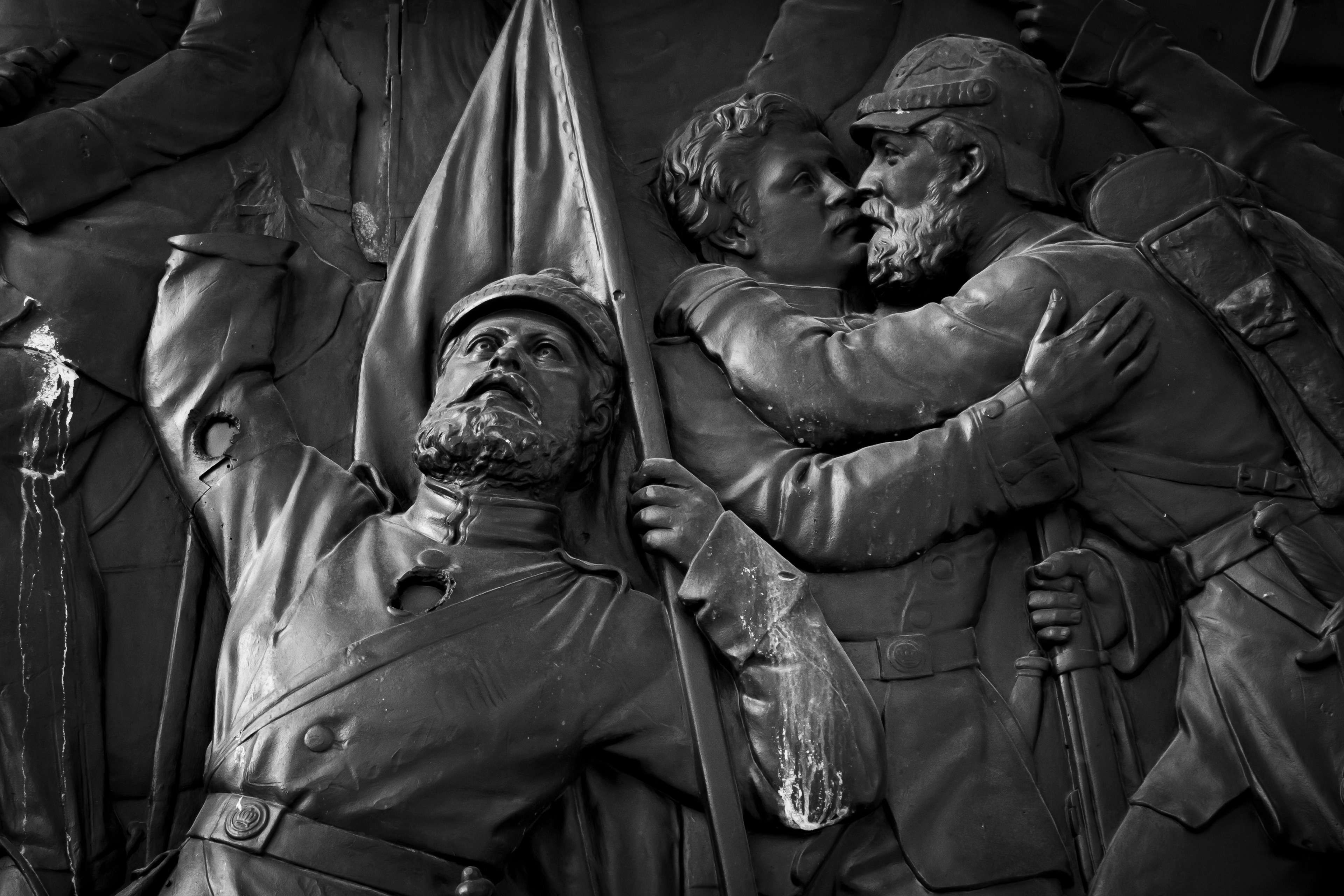"Momento decisivo". Painéis de bronze retratando detalhes das batalhas entre o Reino da Prússia sobre o Império Austríaco, Reino da Dinamarca e França entre 1864 e 1871. Os painéis são de 1873, mas as perfurações foram provocadas por projéteis durante a Segunda Guerra Mundial. Siegessäule, ou Coluna da Vitória. Tiergarten, Berlim, junho de 2023