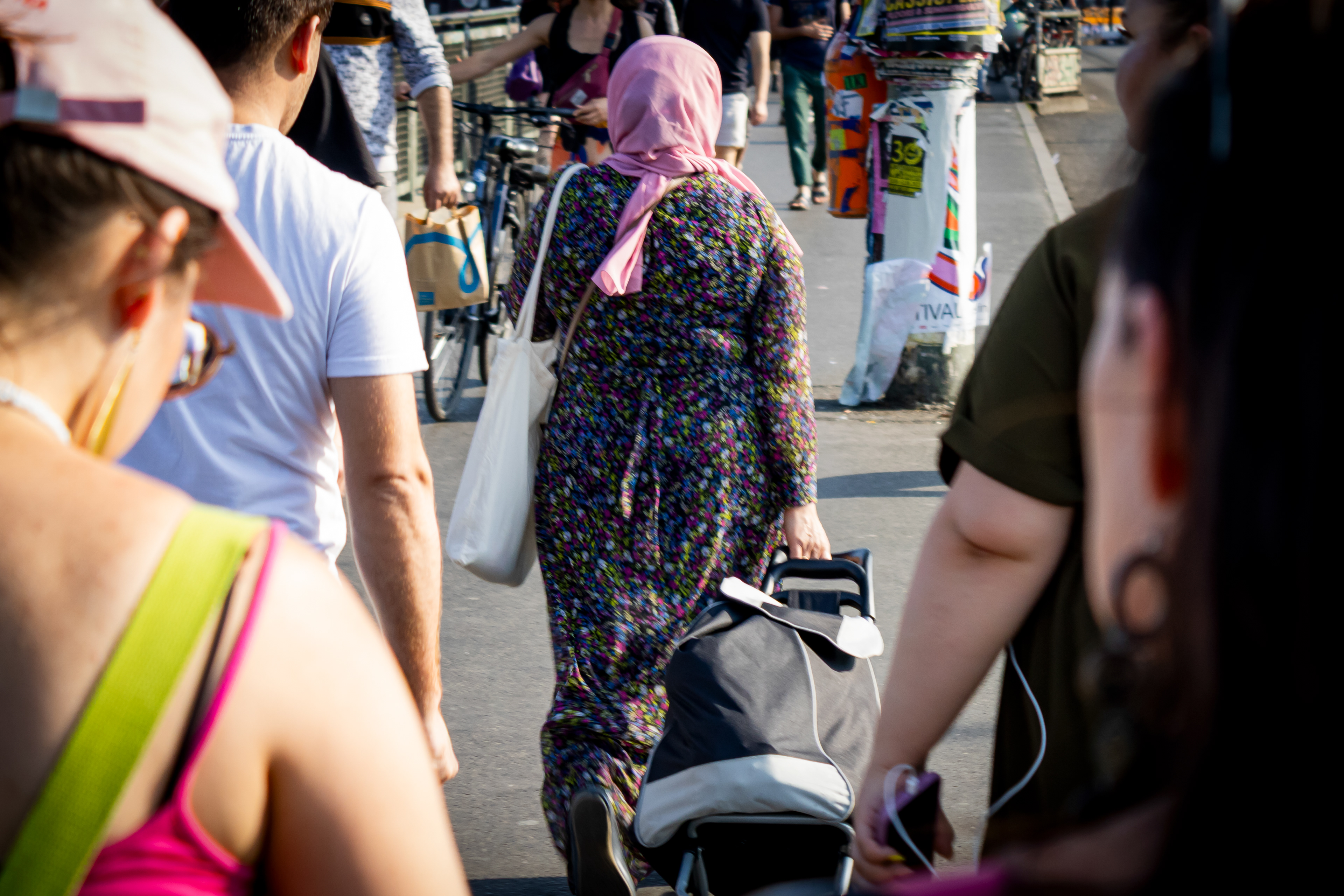"Uma mulher em busca". Essa senhora andava a esmo na Frankfurter Tor, Berlim, junho de 2023