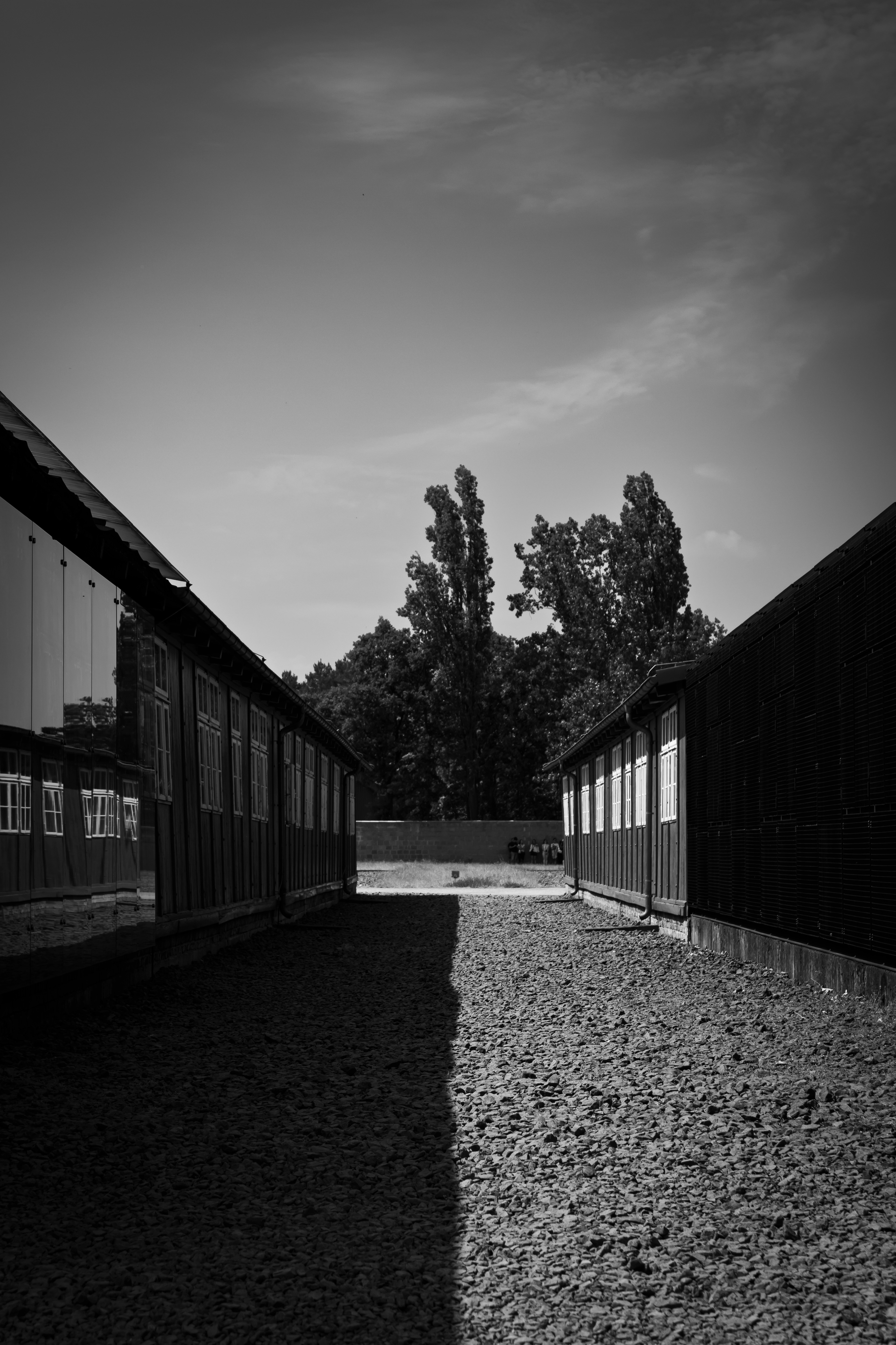 "Sombra e alguma luz". Barracões para os presos. Campo de concentração de Sachsenhausen, Berlim, junho de 2023
