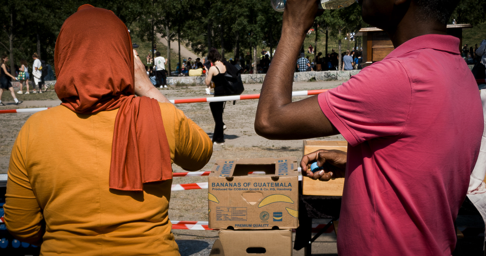 "Bananas of Guatemala". Bananas da Guatemala importadas em Hamburgo, vendidas por árabes num parque em Berlim e fotografadas por um brasileiro. Mauerpark Flohmarkt, Berlim, junho de 2023