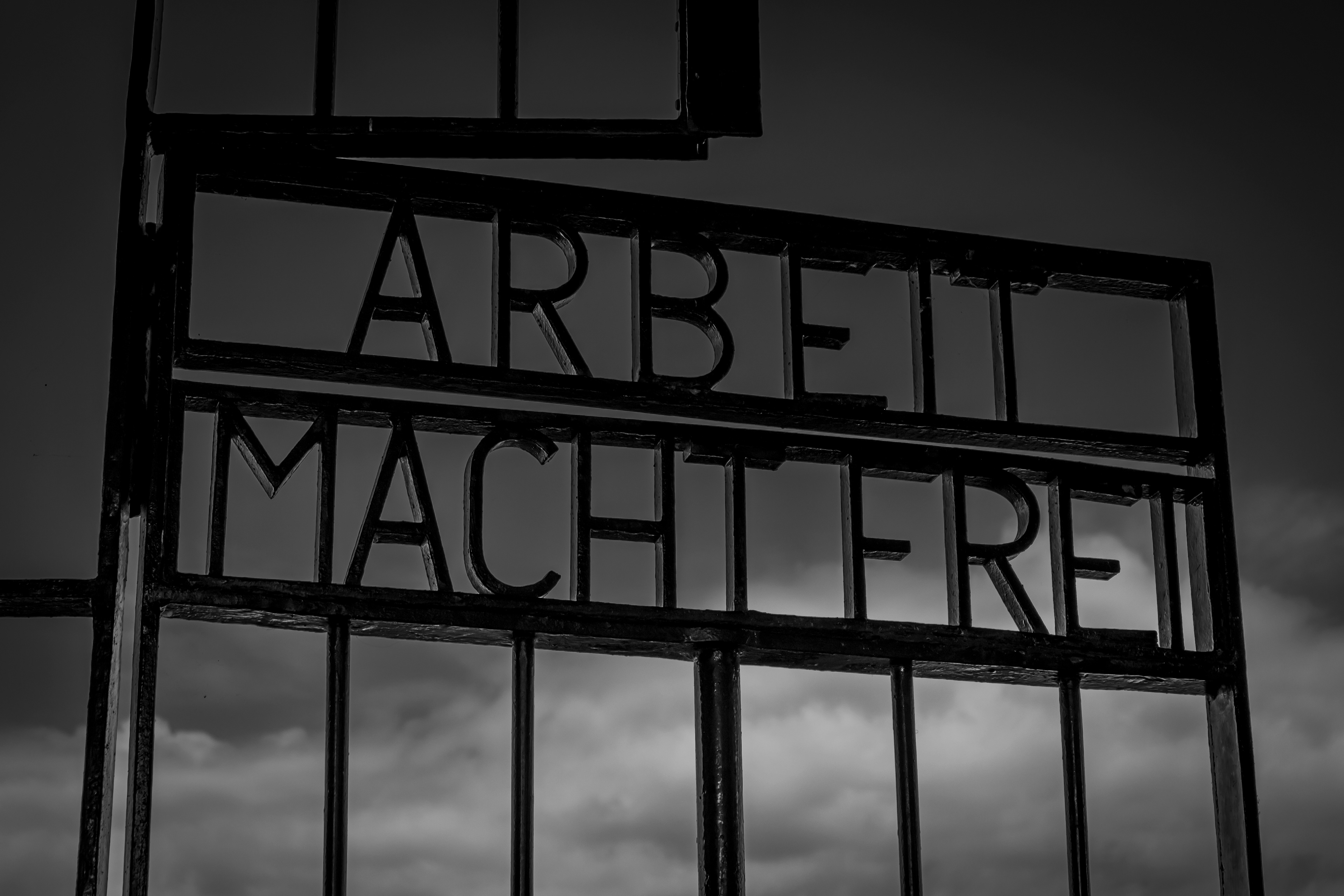 "Arbeit macht frei". Portão de entrada do campo de concentração de Sachsenhausen, Berlim, junho de 2023