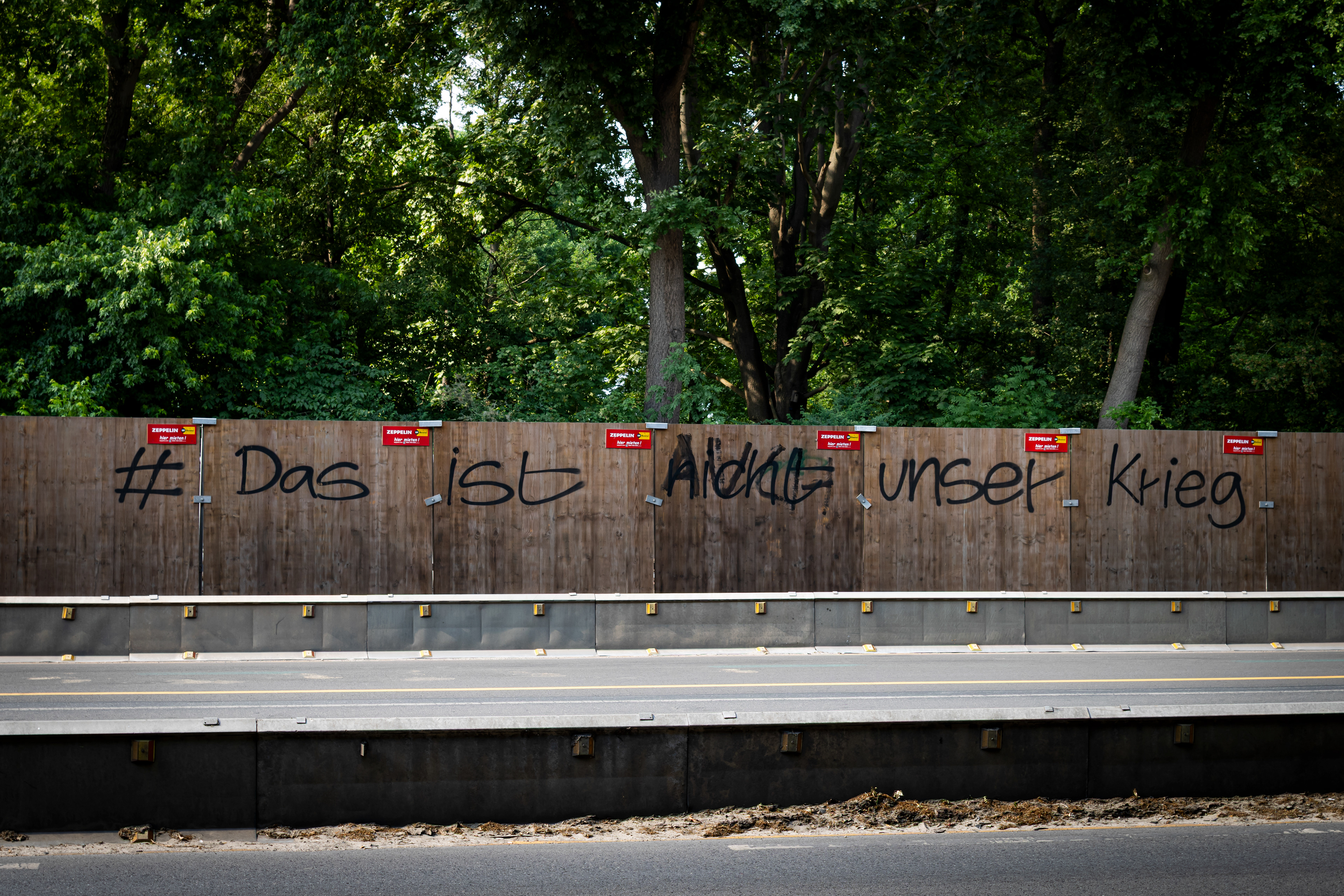 "Krieg". Pixo em placa de madeira no Treptower Park, Berlim, junho de 2023