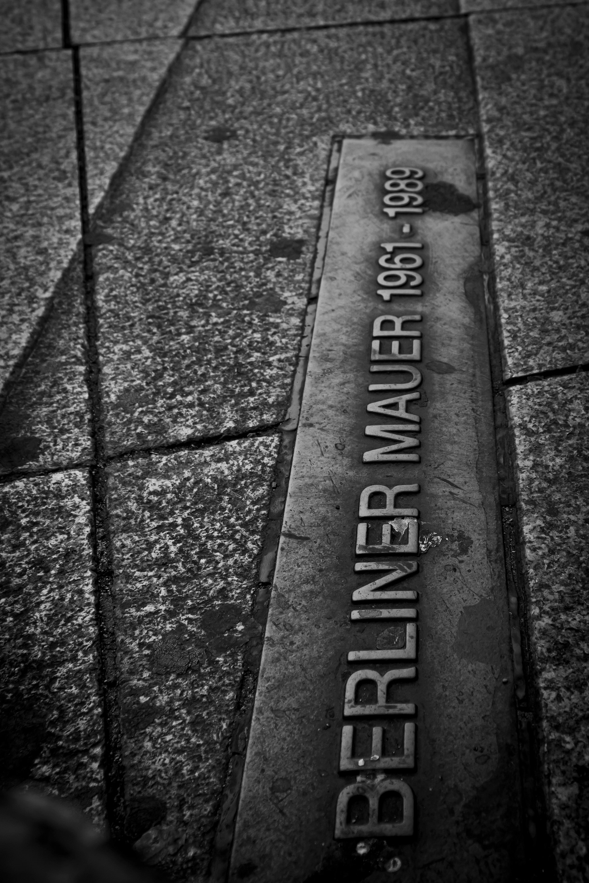 "O muro". Placa registrando o local onde originalmente passava o muro de Berlim. Potsdamer Platz, Berlim, junho de 2023