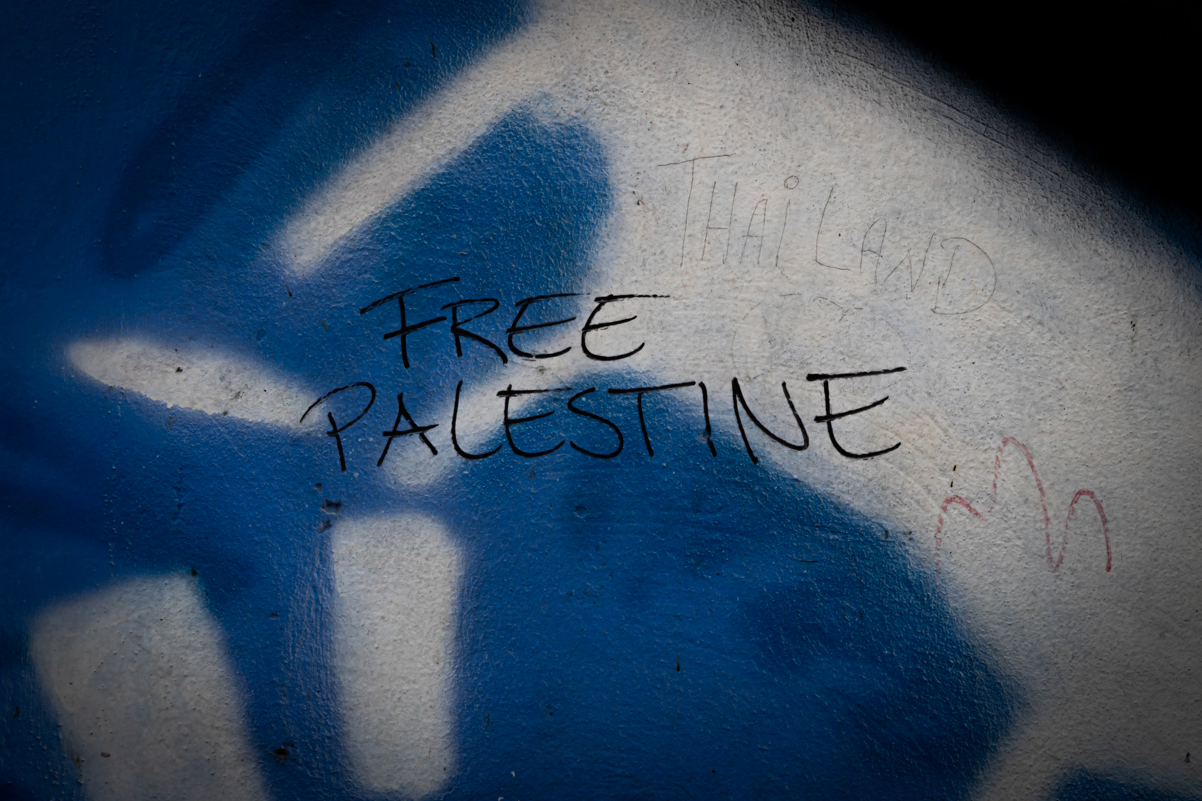 "Palestina". Texto no antigo muro de Berlim, East Side Gallery, Berlim, junho de 2023