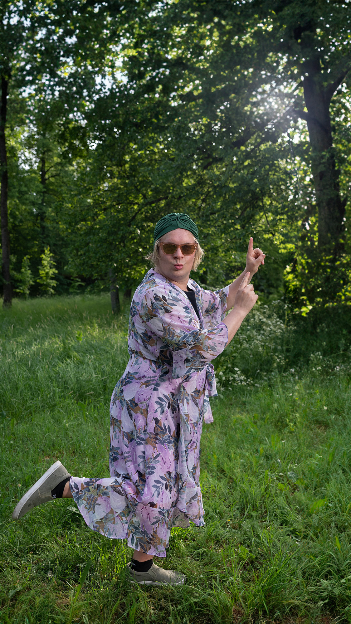 Juha Koistinen mummon roolissa.