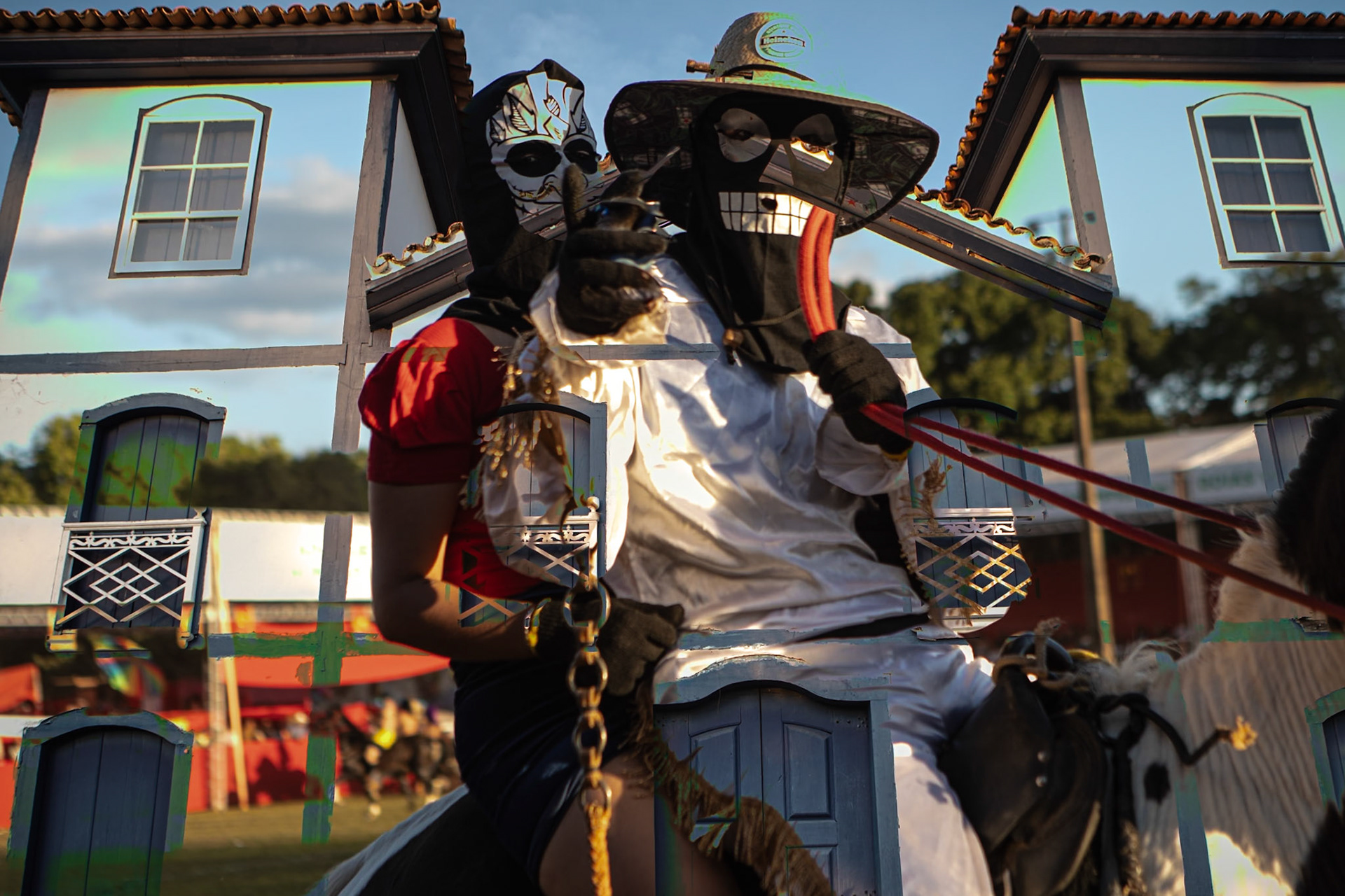 MASCARADO DE CHAPEU