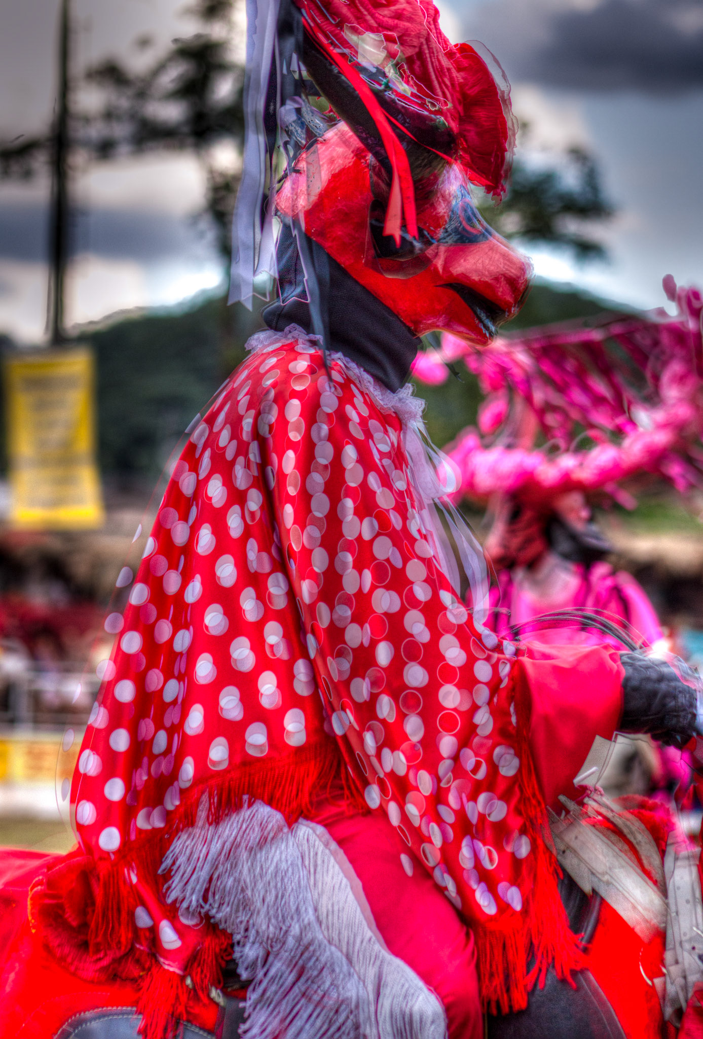 O MASCARADO VERMELHO E BRANCO