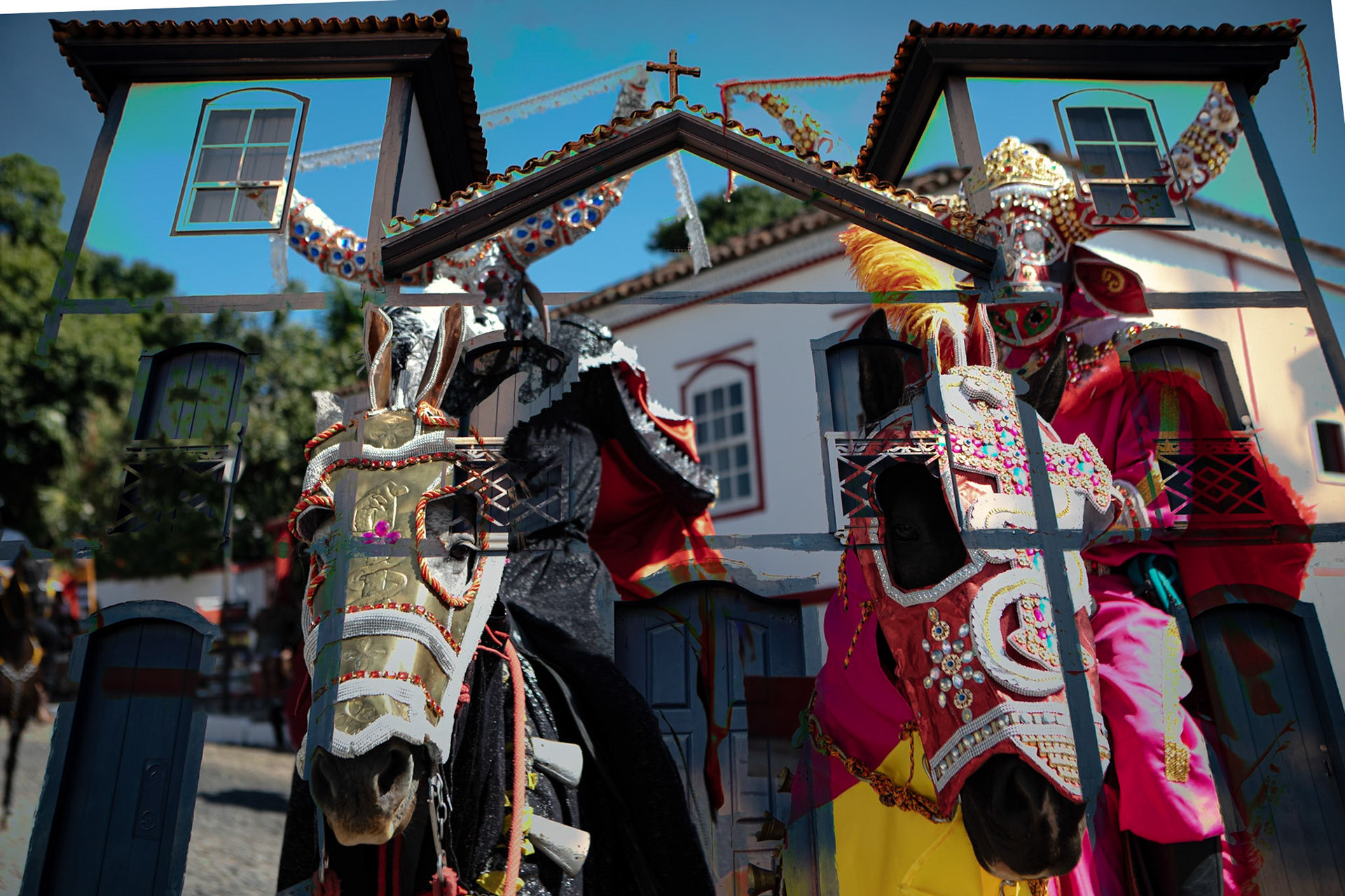 DUAS MASCARAS DE CAVALO.