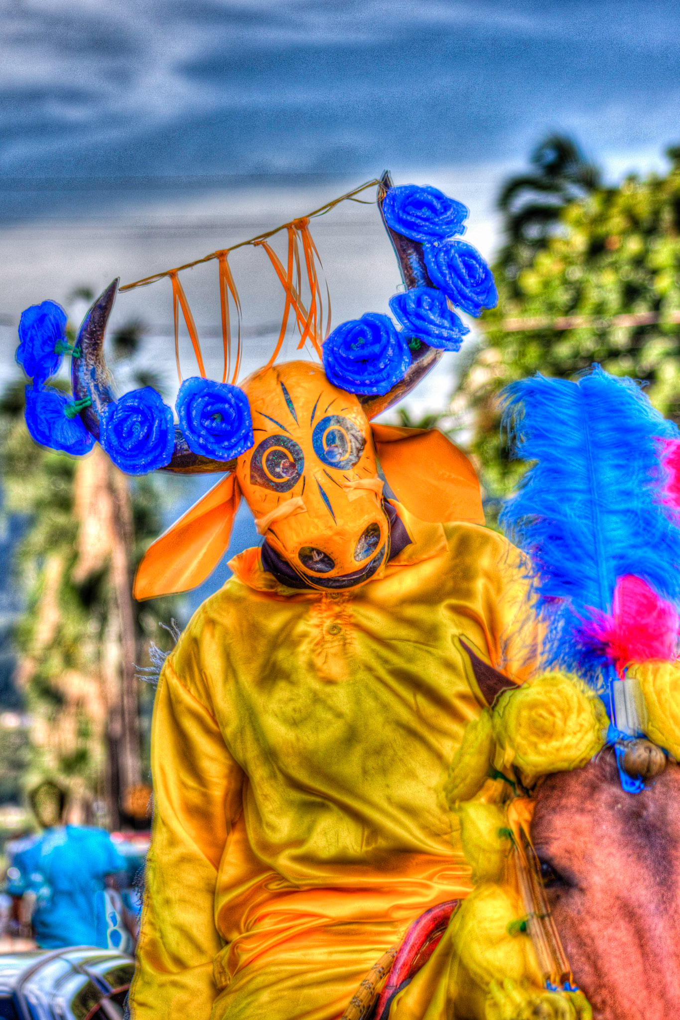 O MASCARADO DE FLORES E PENAS