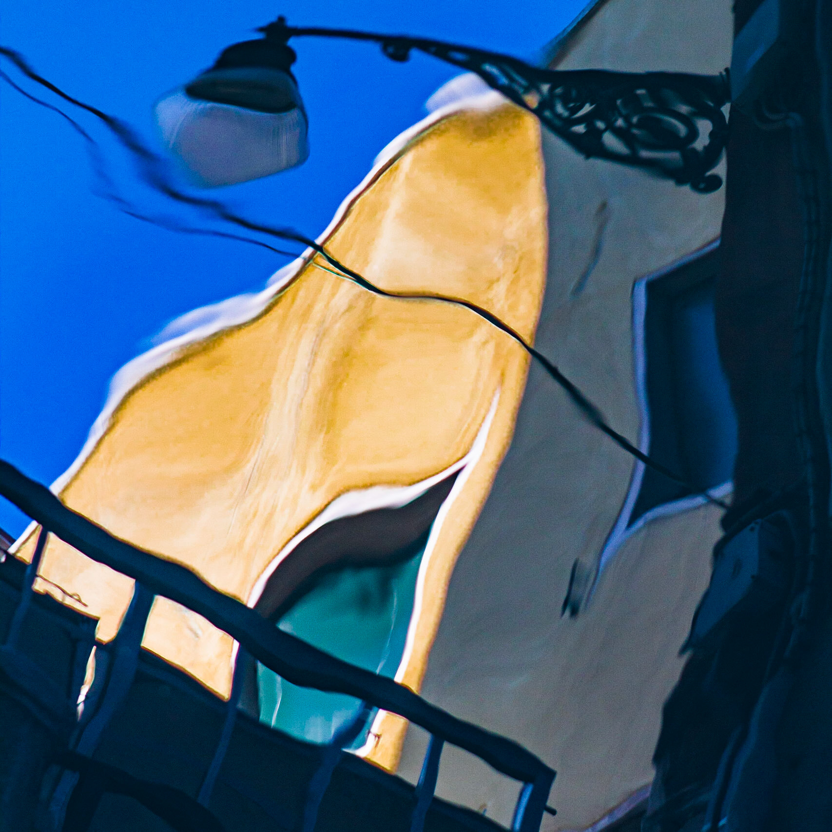 ABSTRACT LIGHT ON VOLUME