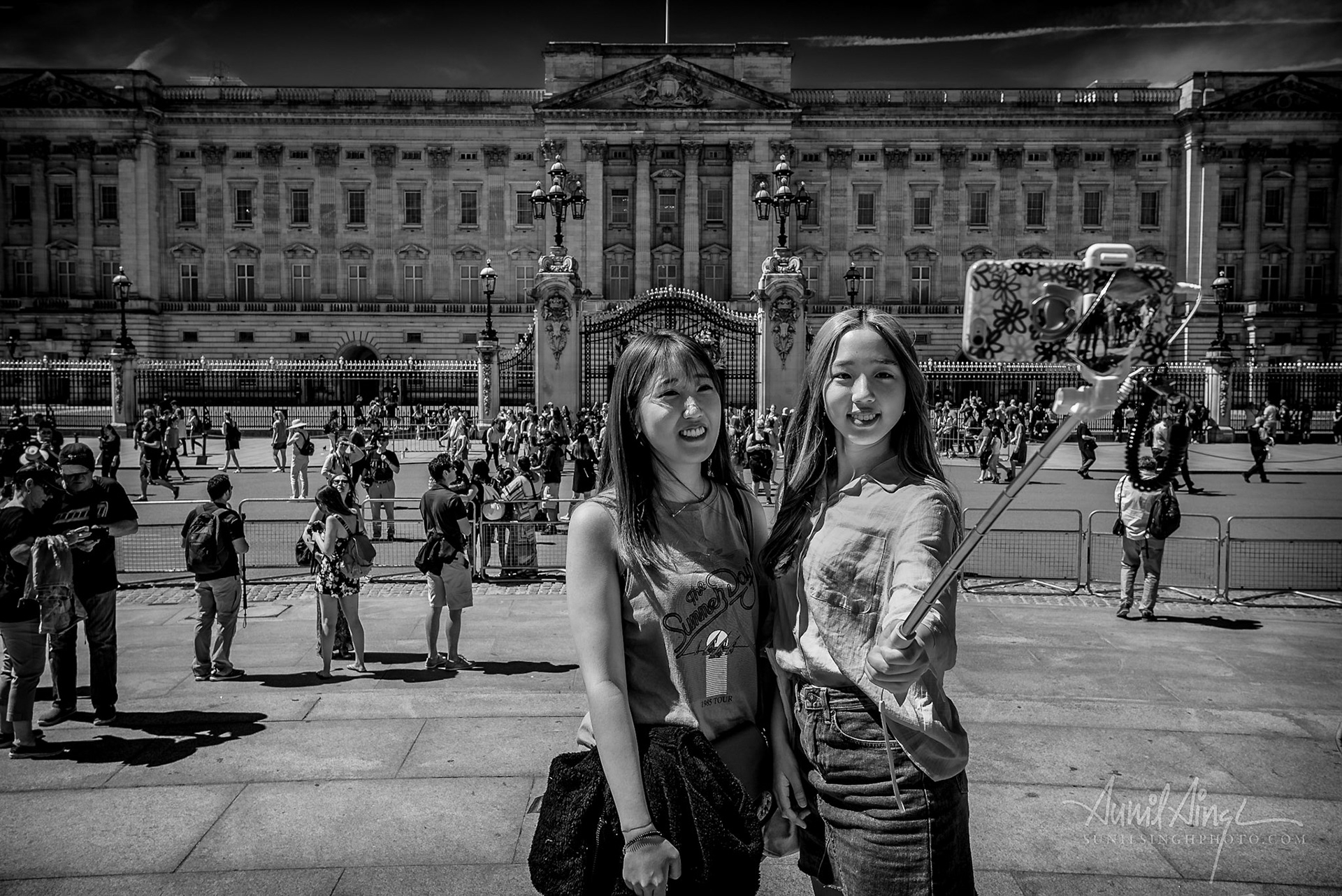 Selfie tourists, London, UK