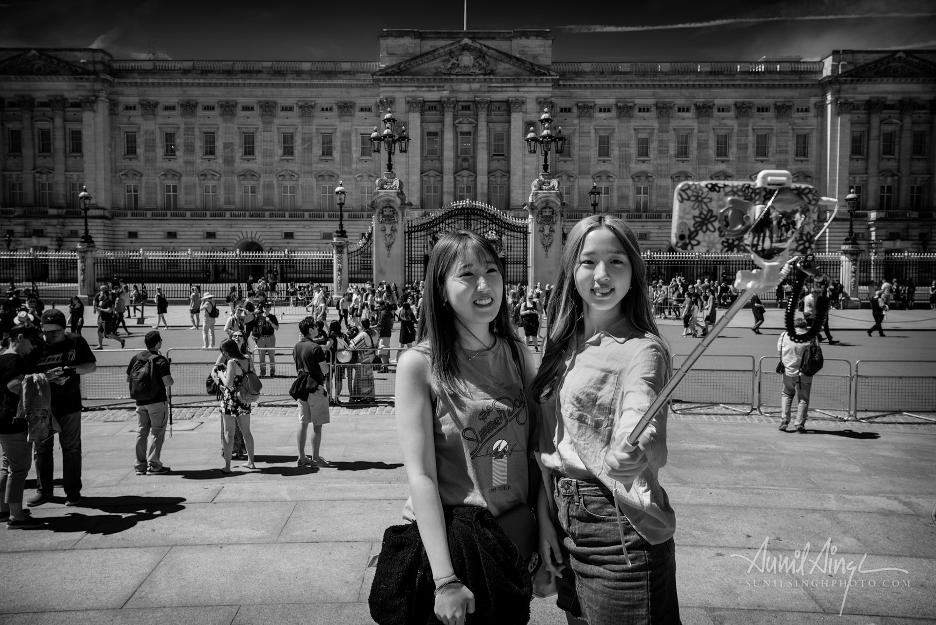 Selfie tourists, London, UK