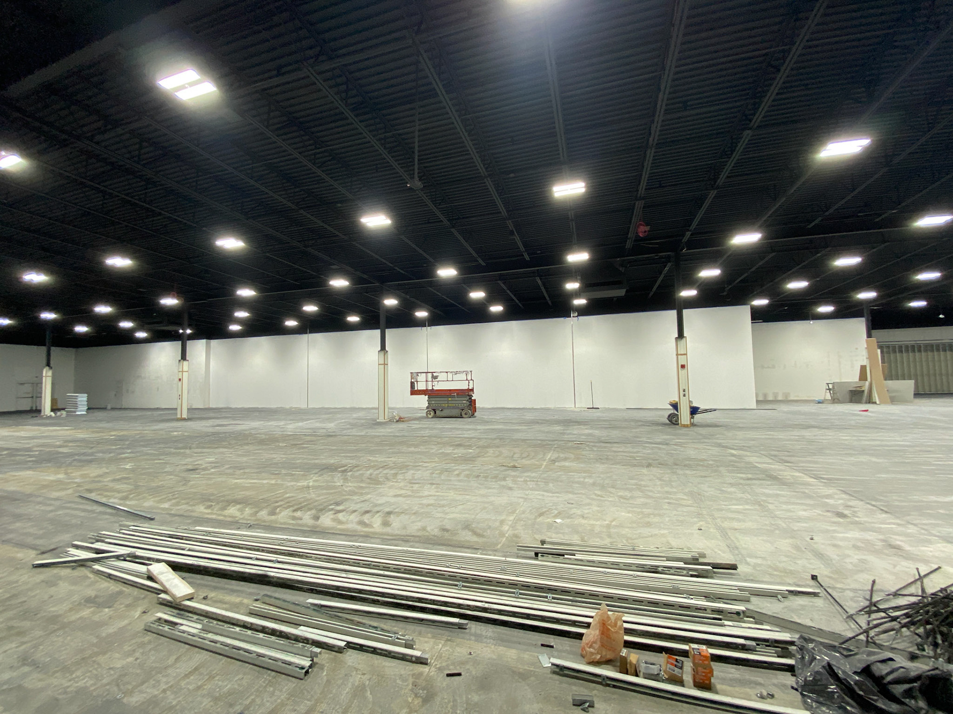 Motor Cars of Chicago sign and mural