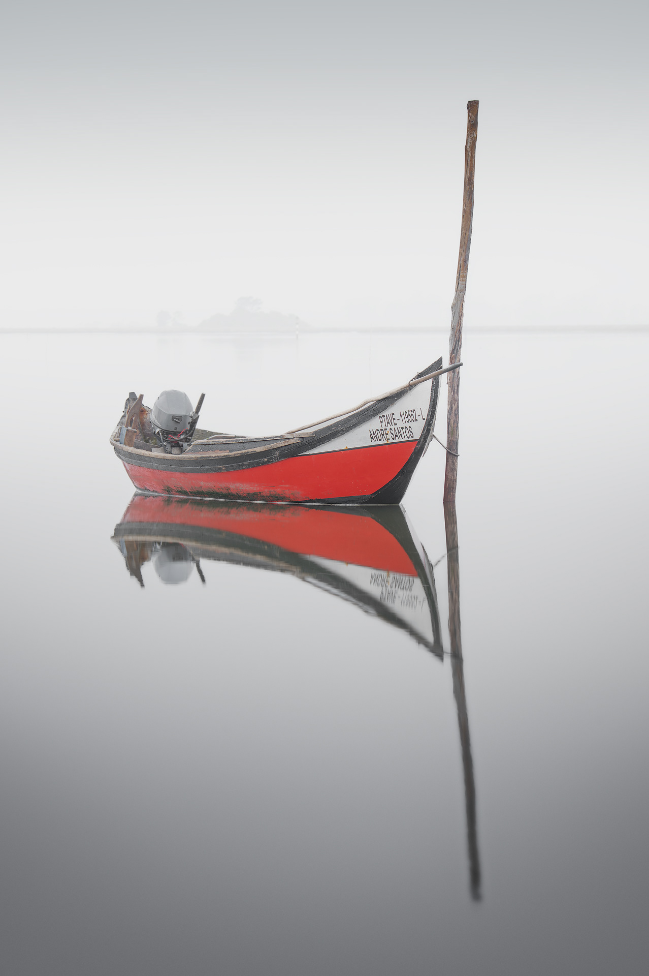 barca en la niebla en la ria de aveiro Portugal 