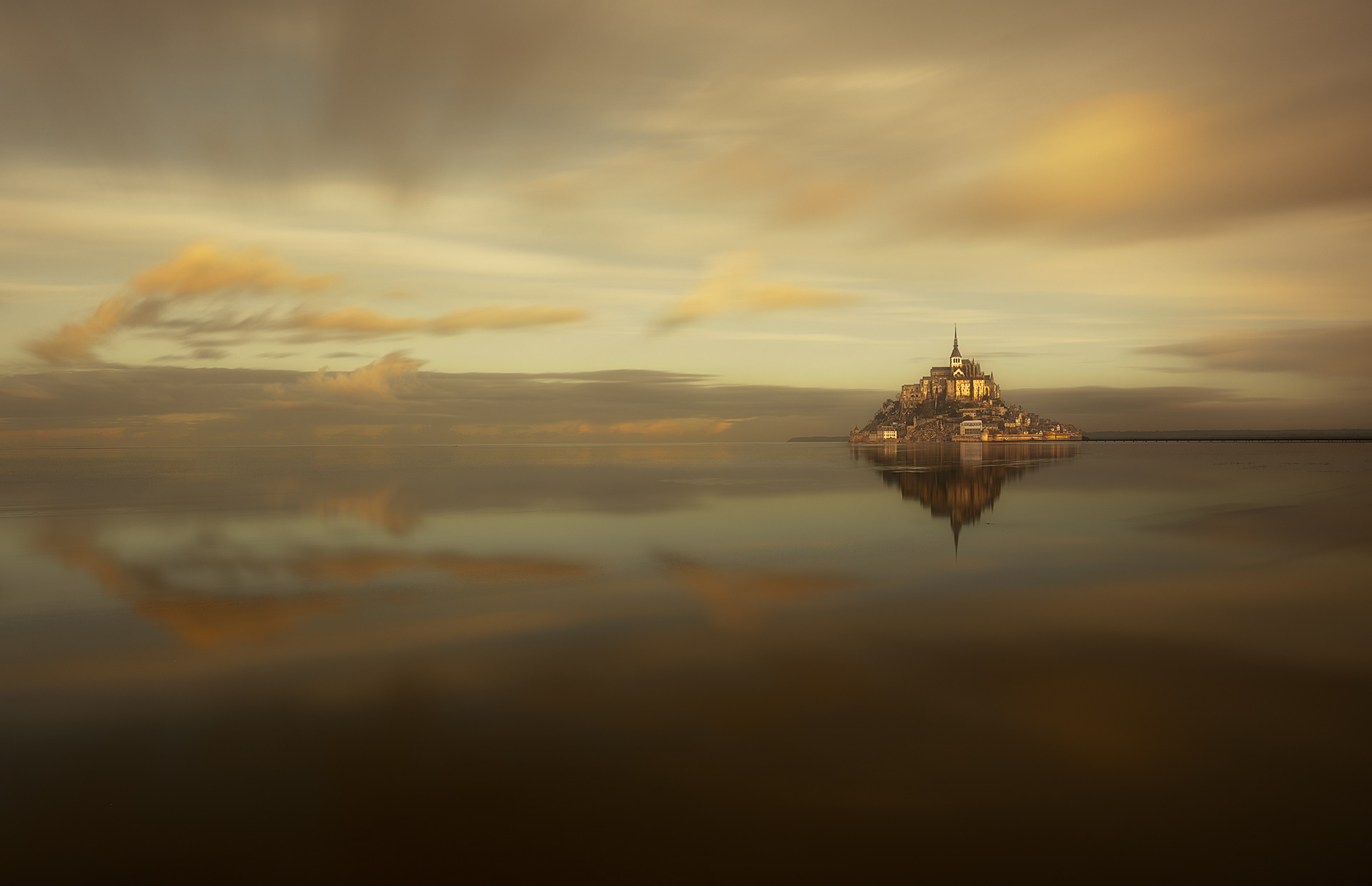 Golden sunrise over Mont Saint-Michel in Normandy, France | Lever de soleil doré sur le Mont Saint-Michel en Normandie, France