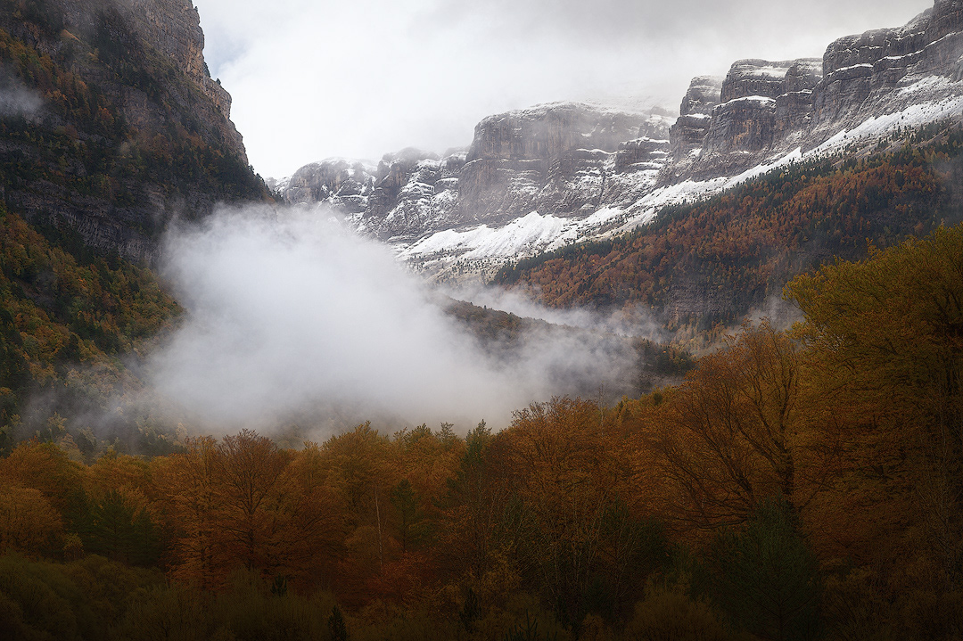 otoño con nieve y colores naranjas en ordesa y monteperdido