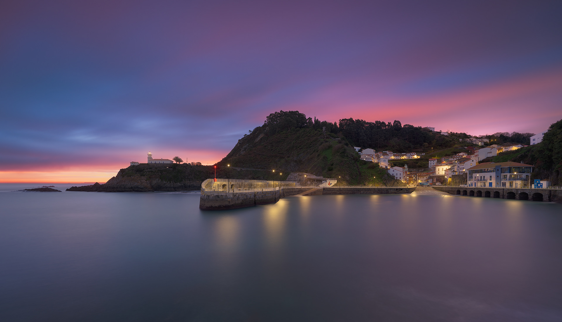 Cudillero at dawn. Long exposure smoothing the sea, while the sky slowly decides what color to become. These are the moments that don’t ask for attention… but quietly stay with you. 