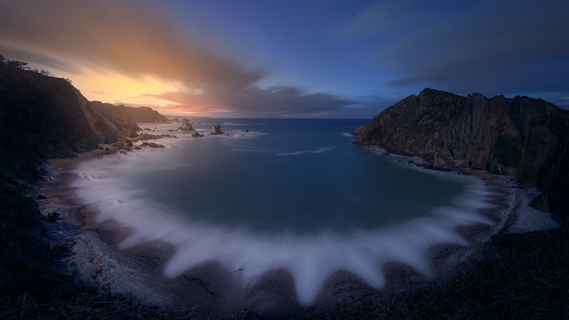 Larga exposición en la Playa del Silencio, Asturias, donde las suaves olas crean un efecto que hace parecer que la arena está cubierta de pétalos, capturando la calma y la belleza natural del paisaje | Long exposure at Playa del Silencio, Asturias, where the gentle waves create an effect that makes the sand look covered with petals, capturing the calm and natural beauty of the landscape.
