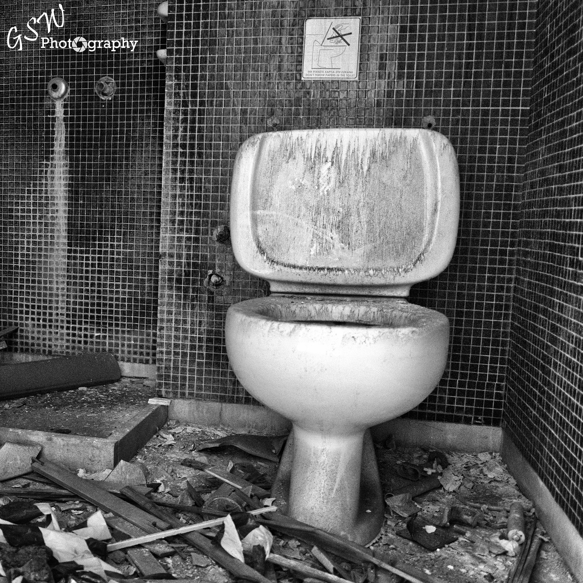 Dont put paper in the toilet, Greece