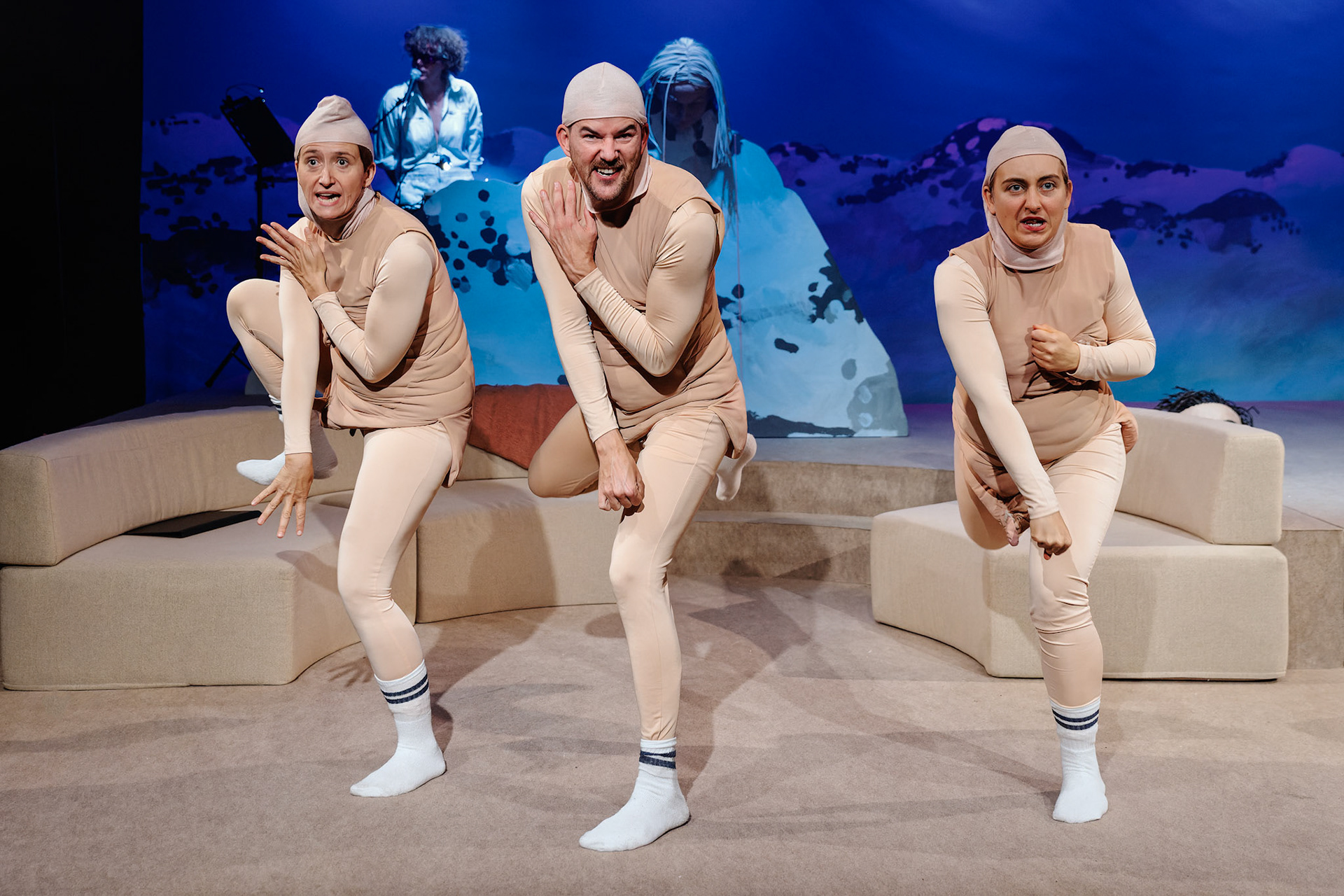 Schaubude Berlin "GLAMOUR MOUNTAIN". Regie: Nis Søgaard, Bühne: Jana Barthel, Kostüme: Jana Barthel in Zusammenarbeit mit Sinah Grießler & Ann-Kathrin Schröder, Live-Musik: Pilocka Krach, Puppen- und Maskenbau: Magdalena Roth, Barbara & Günter Weinhold , Choreographie: Nadine Wenzel, Licht: Werner Wallner.Spiel: Josephine Buchwitz, Magda Lena Schlott & JarnothPremiere am 22. September 2022