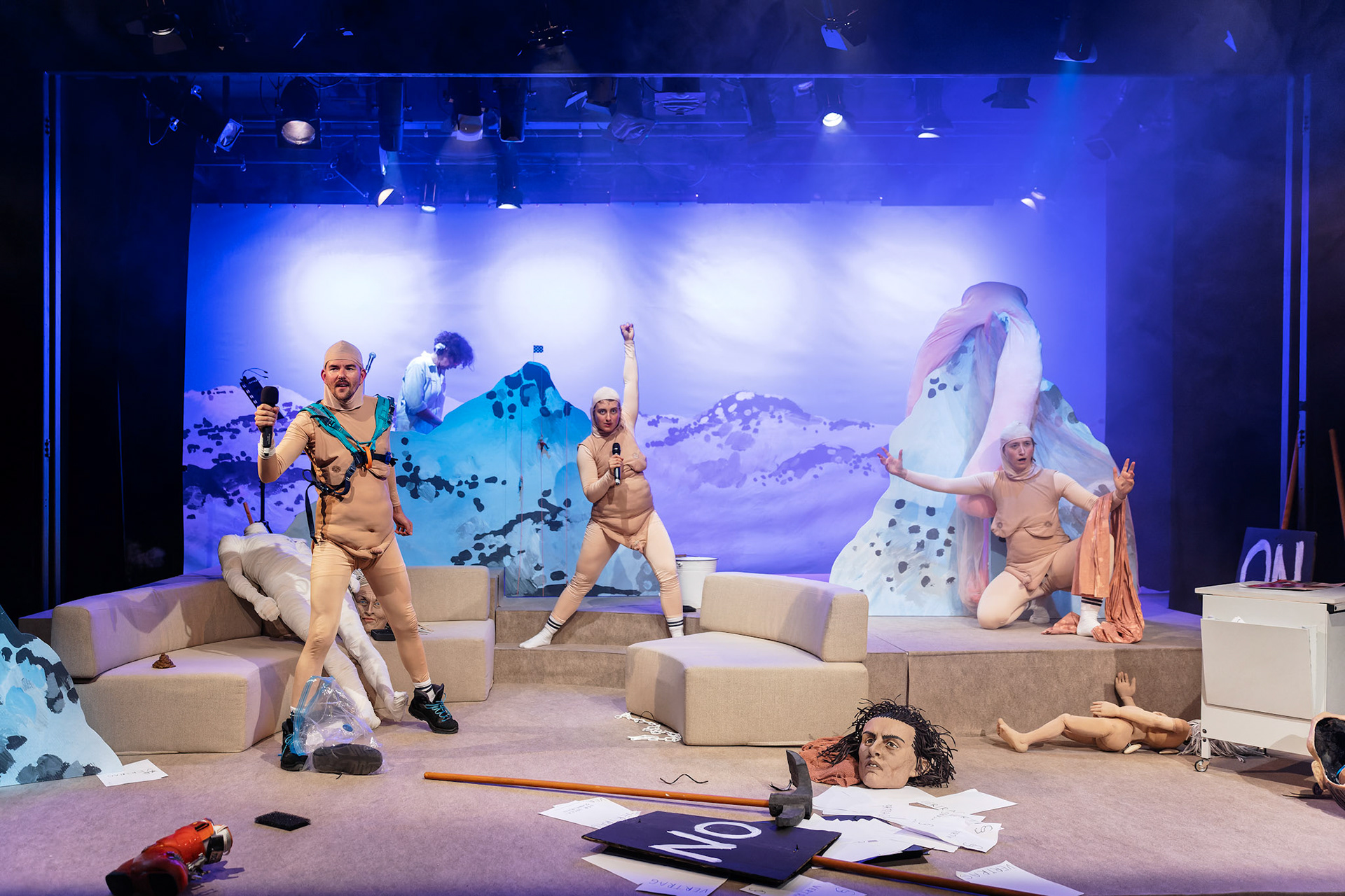 Schaubude Berlin "GLAMOUR MOUNTAIN". Regie: Nis Søgaard, Bühne: Jana Barthel, Kostüme: Jana Barthel in Zusammenarbeit mit Sinah Grießler & Ann-Kathrin Schröder, Live-Musik: Pilocka Krach, Puppen- und Maskenbau: Magdalena Roth, Barbara & Günter Weinhold , Choreographie: Nadine Wenzel, Licht: Werner Wallner.Spiel: Josephine Buchwitz, Magda Lena Schlott & JarnothPremiere am 22. September 2022