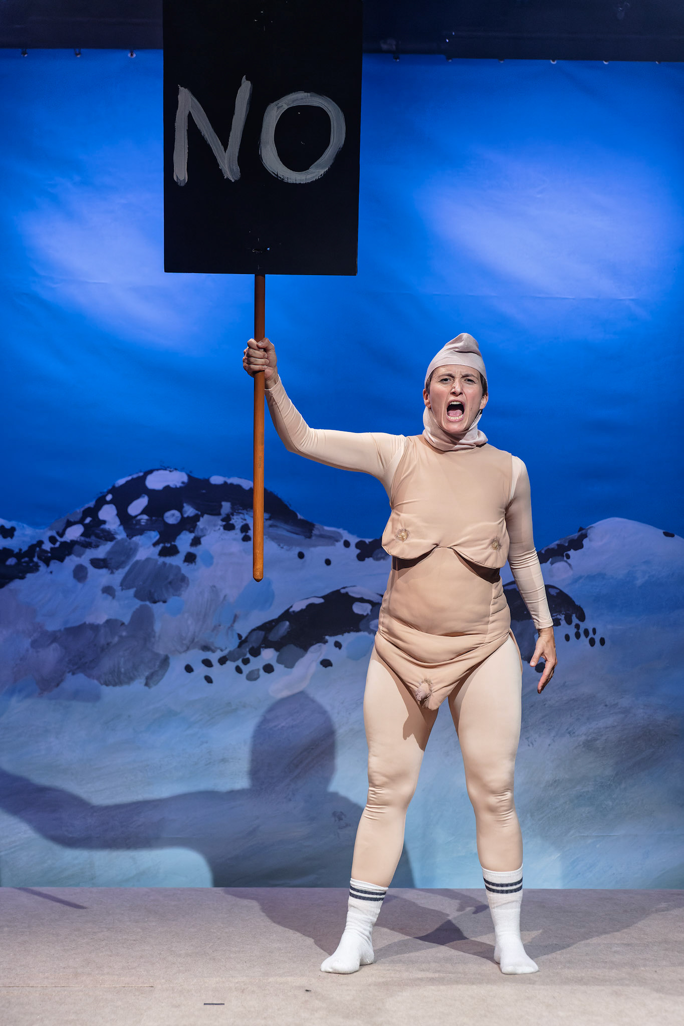 Schaubude Berlin "GLAMOUR MOUNTAIN". Regie: Nis Søgaard, Bühne: Jana Barthel, Kostüme: Jana Barthel in Zusammenarbeit mit Sinah Grießler & Ann-Kathrin Schröder, Live-Musik: Pilocka Krach, Puppen- und Maskenbau: Magdalena Roth, Barbara & Günter Weinhold , Choreographie: Nadine Wenzel, Licht: Werner Wallner.Spiel: Josephine Buchwitz, Magda Lena Schlott & JarnothPremiere am 22. September 2022