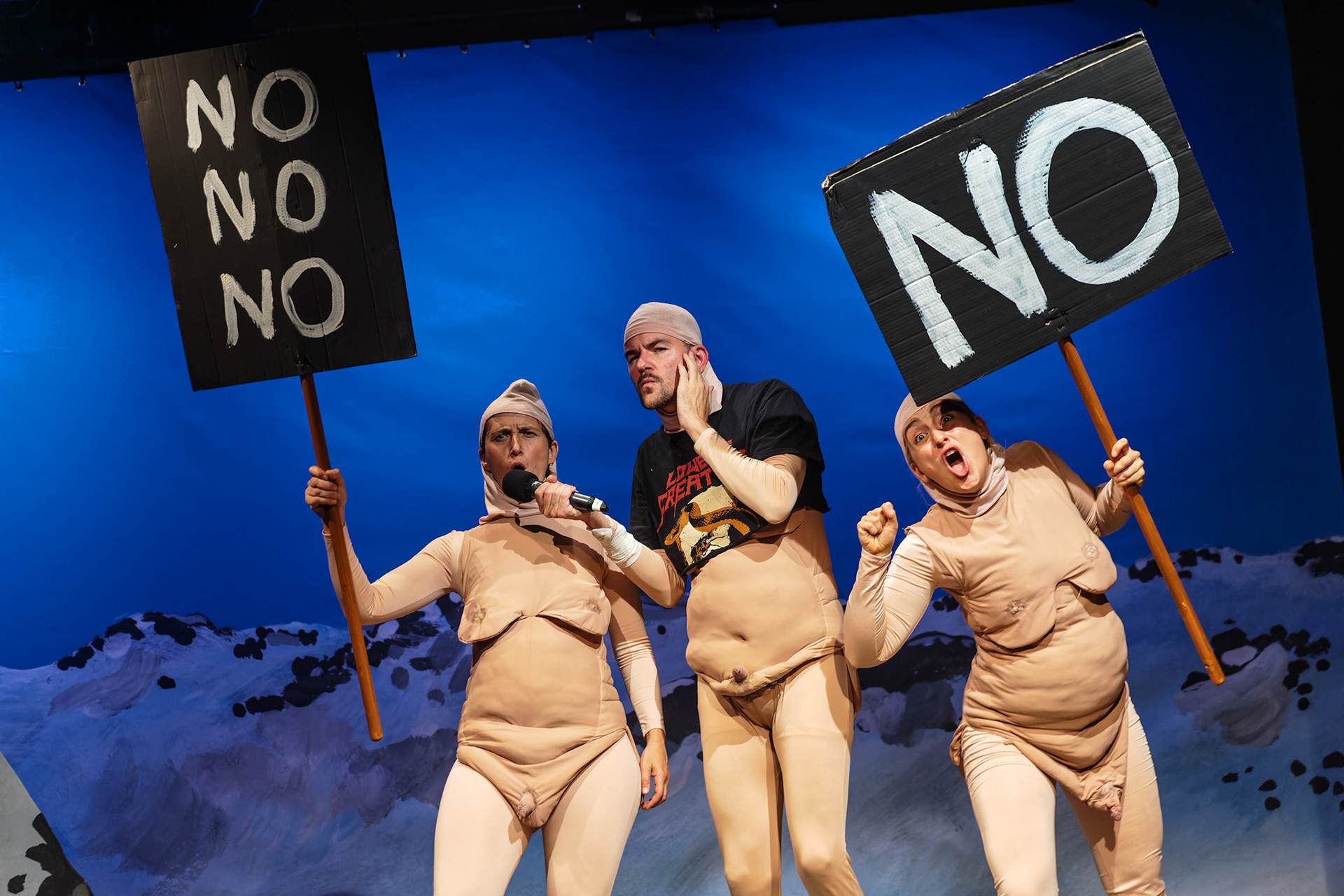 Schaubude Berlin "GLAMOUR MOUNTAIN". Regie: Nis Søgaard, Bühne: Jana Barthel, Kostüme: Jana Barthel in Zusammenarbeit mit Sinah Grießler & Ann-Kathrin Schröder, Live-Musik: Pilocka Krach, Puppen- und Maskenbau: Magdalena Roth, Barbara & Günter Weinhold , Choreographie: Nadine Wenzel, Licht: Werner Wallner.Spiel: Josephine Buchwitz, Magda Lena Schlott & JarnothPremiere am 22. September 2022