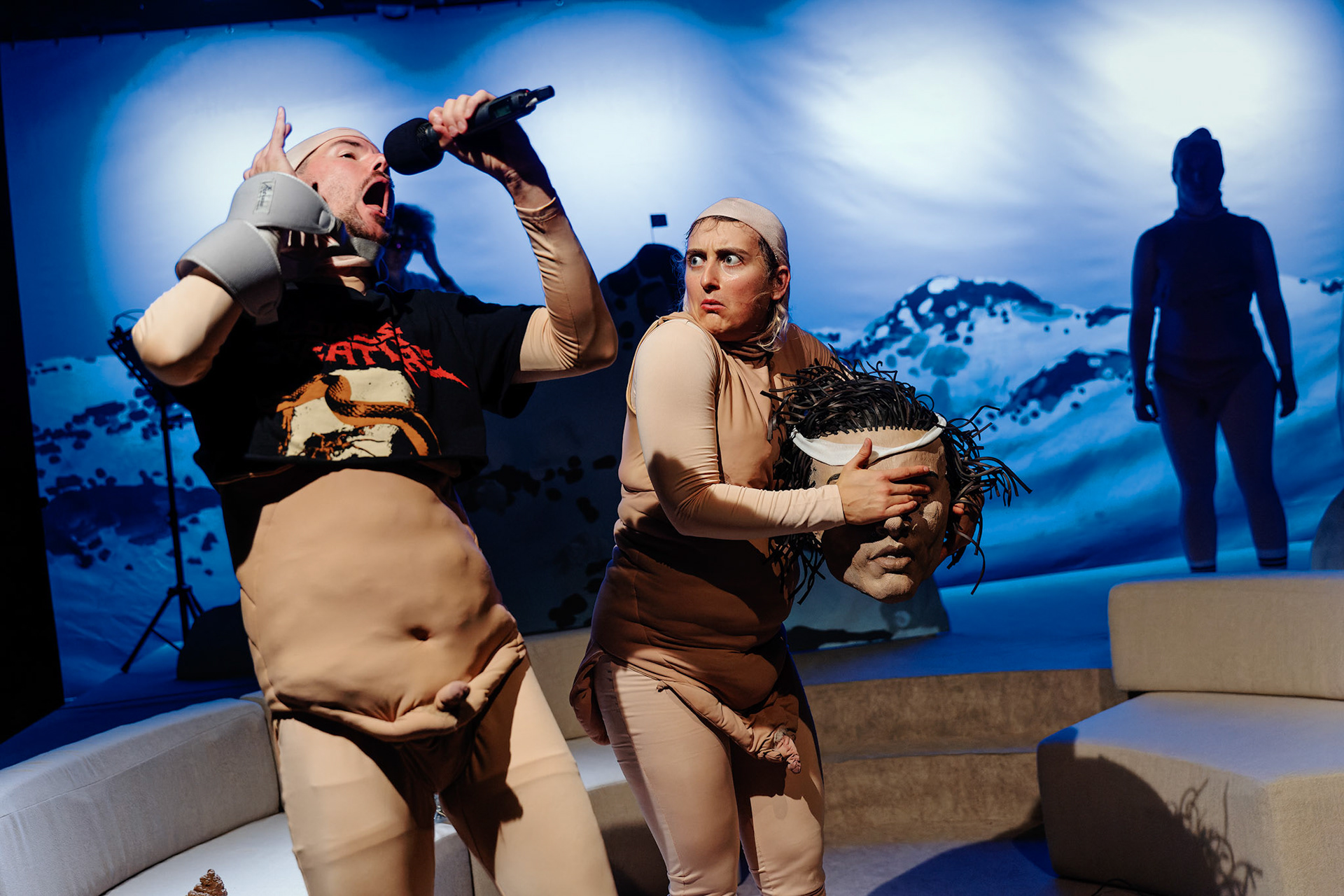 Schaubude Berlin "GLAMOUR MOUNTAIN". Regie: Nis Søgaard, Bühne: Jana Barthel, Kostüme: Jana Barthel in Zusammenarbeit mit Sinah Grießler & Ann-Kathrin Schröder, Live-Musik: Pilocka Krach, Puppen- und Maskenbau: Magdalena Roth, Barbara & Günter Weinhold , Choreographie: Nadine Wenzel, Licht: Werner Wallner.Spiel: Josephine Buchwitz, Magda Lena Schlott & JarnothPremiere am 22. September 2022