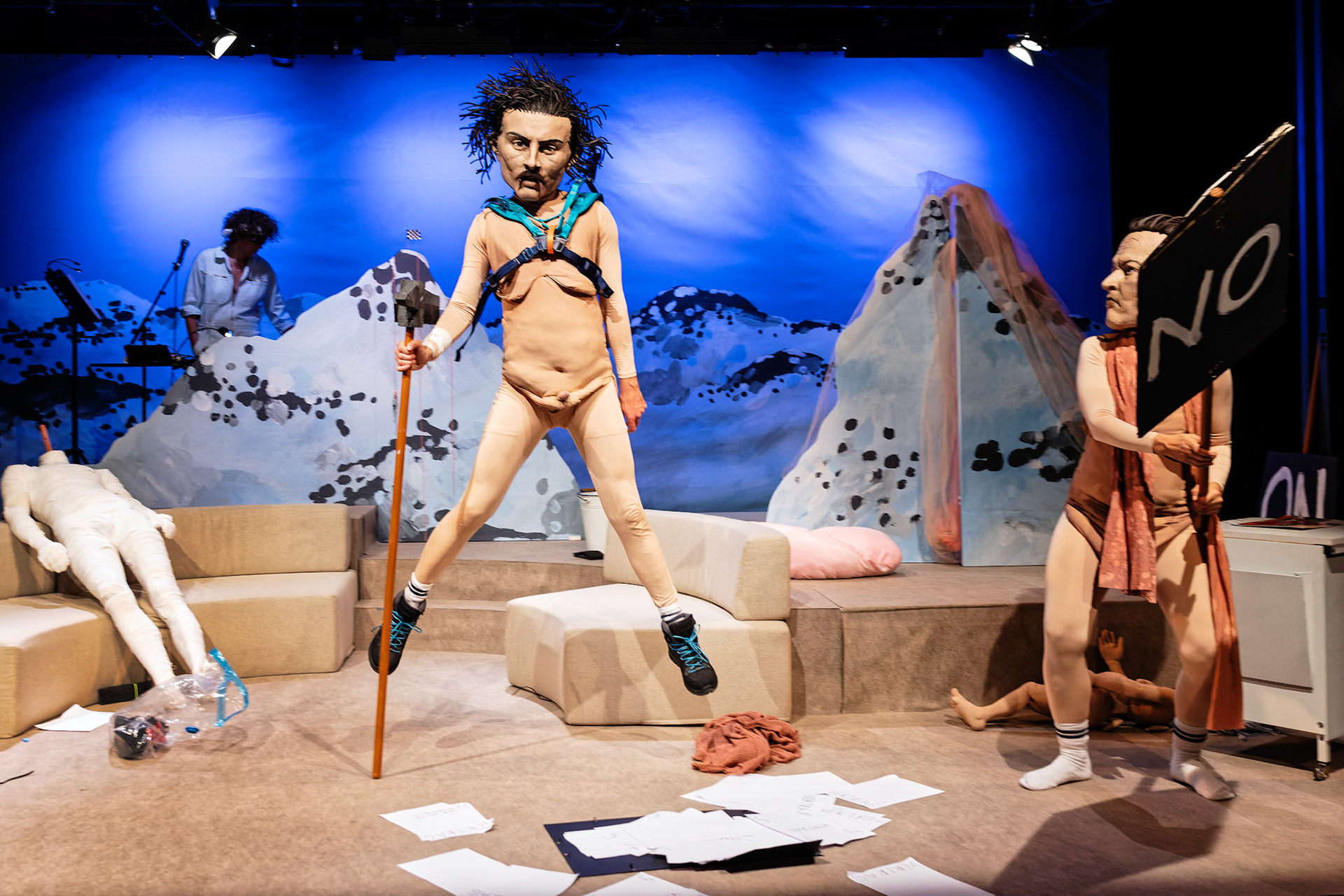 Schaubude Berlin "GLAMOUR MOUNTAIN". Regie: Nis Søgaard, Bühne: Jana Barthel, Kostüme: Jana Barthel in Zusammenarbeit mit Sinah Grießler & Ann-Kathrin Schröder, Live-Musik: Pilocka Krach, Puppen- und Maskenbau: Magdalena Roth, Barbara & Günter Weinhold , Choreographie: Nadine Wenzel, Licht: Werner Wallner.Spiel: Josephine Buchwitz, Magda Lena Schlott & JarnothPremiere am 22. September 2022