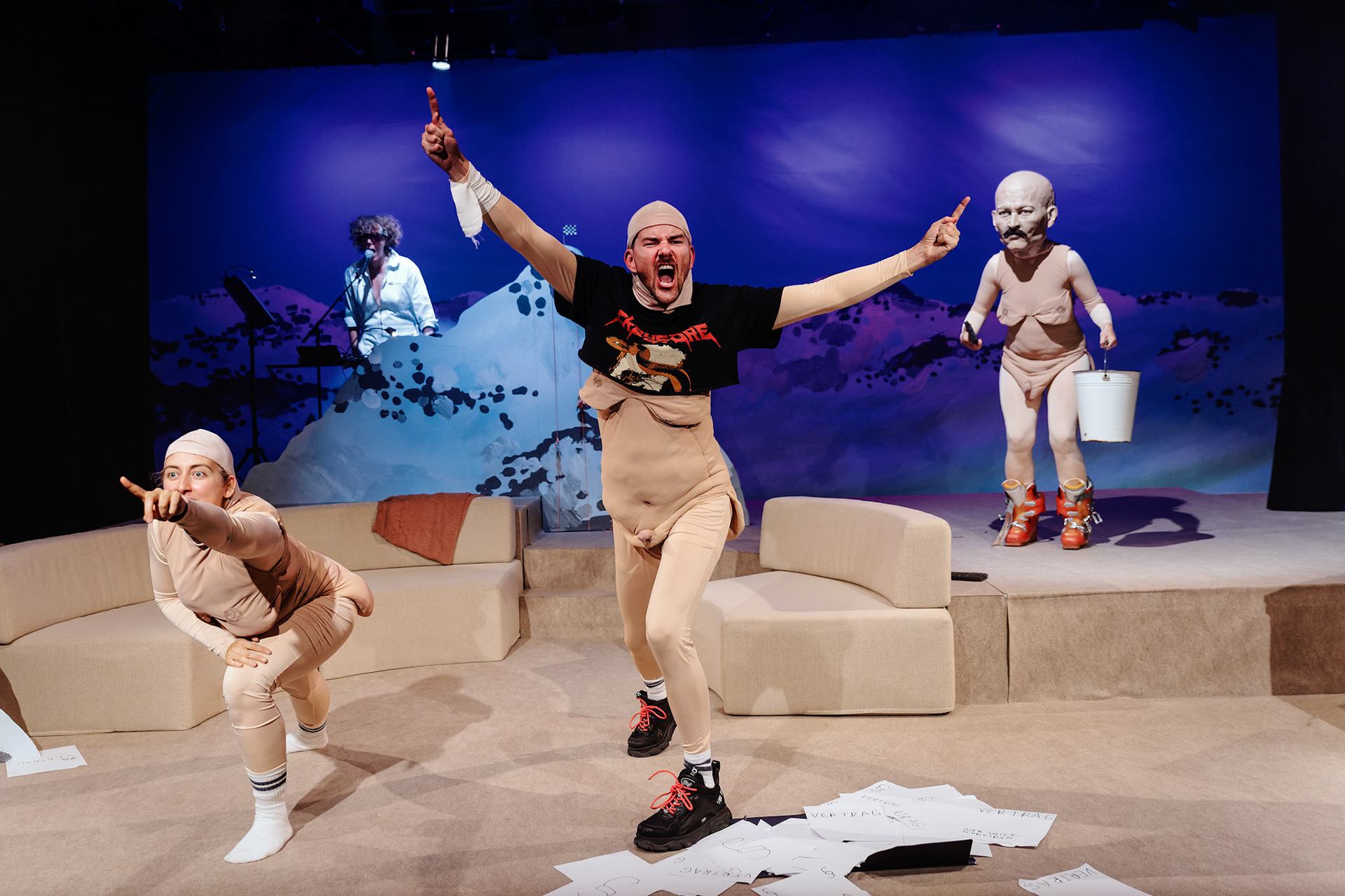 Schaubude Berlin "GLAMOUR MOUNTAIN". Regie: Nis Søgaard, Bühne: Jana Barthel, Kostüme: Jana Barthel in Zusammenarbeit mit Sinah Grießler & Ann-Kathrin Schröder, Live-Musik: Pilocka Krach, Puppen- und Maskenbau: Magdalena Roth, Barbara & Günter Weinhold , Choreographie: Nadine Wenzel, Licht: Werner Wallner.Spiel: Josephine Buchwitz, Magda Lena Schlott & JarnothPremiere am 22. September 2022