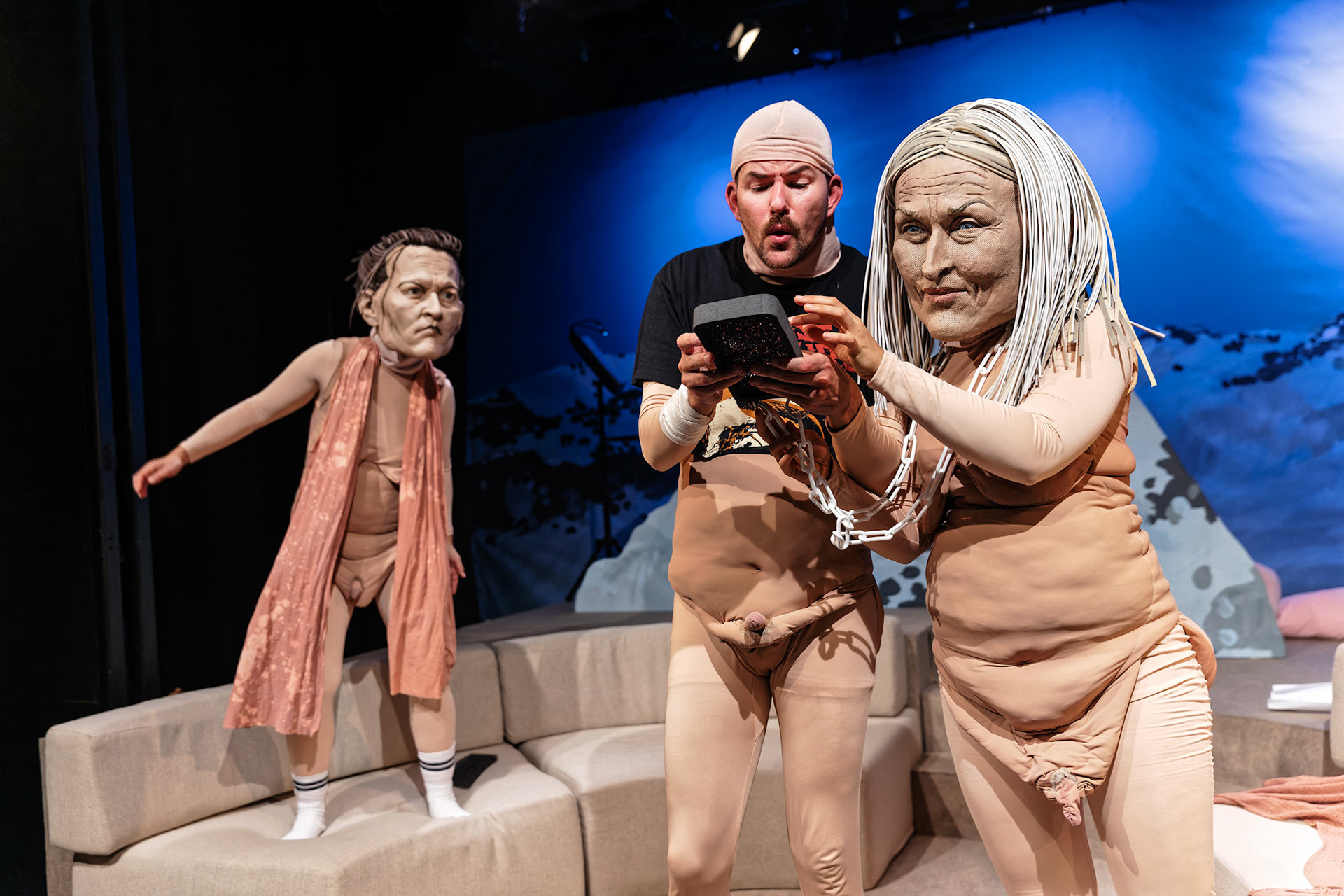 Schaubude Berlin "GLAMOUR MOUNTAIN". Regie: Nis Søgaard, Bühne: Jana Barthel, Kostüme: Jana Barthel in Zusammenarbeit mit Sinah Grießler & Ann-Kathrin Schröder, Live-Musik: Pilocka Krach, Puppen- und Maskenbau: Magdalena Roth, Barbara & Günter Weinhold , Choreographie: Nadine Wenzel, Licht: Werner Wallner.Spiel: Josephine Buchwitz, Magda Lena Schlott & JarnothPremiere am 22. September 2022