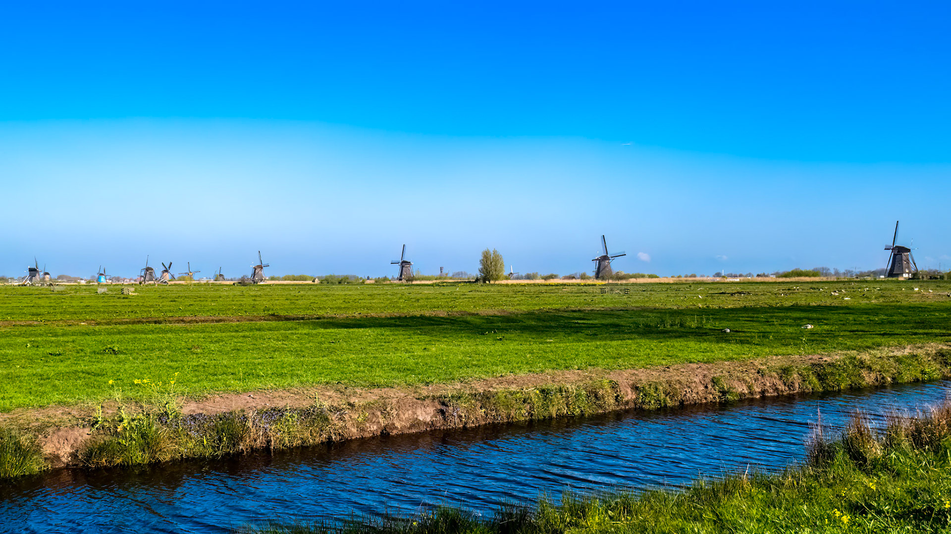 The Kinderdijk windmills - 19 monumental windmills