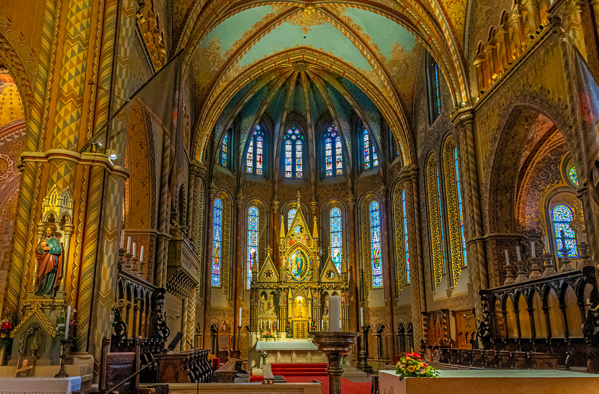 Matthias Church main alter