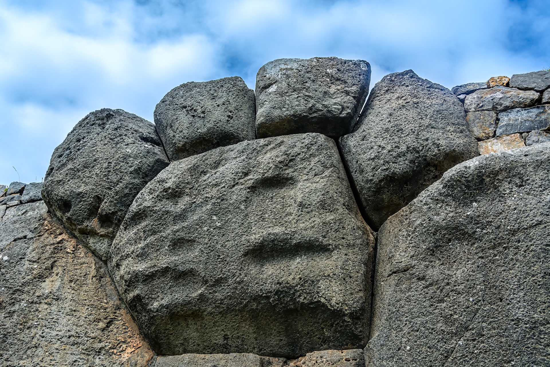Saqsayhuaman paw print