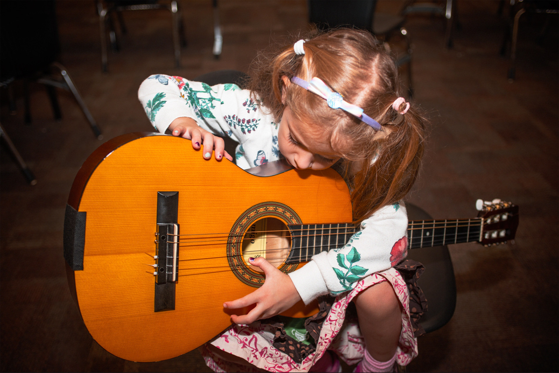 Girl with Guitar, missing string